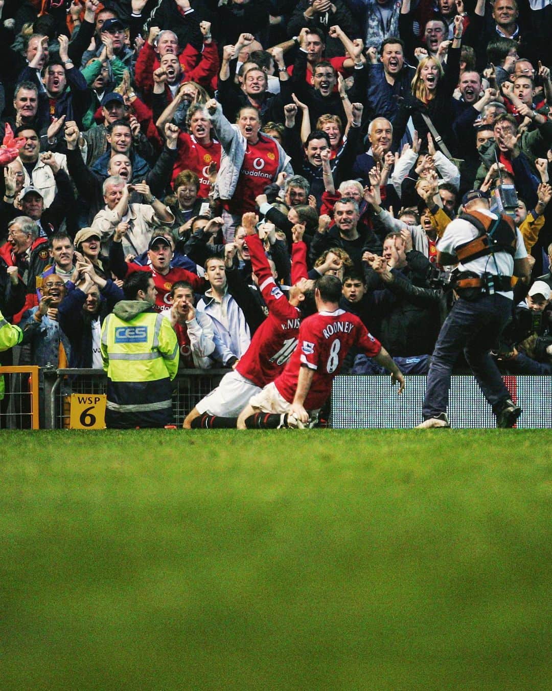 マンチェスター・ユナイテッドさんのインスタグラム写真 - (マンチェスター・ユナイテッドInstagram)「📸 Ruud. Rooney. Old Trafford. United. Arsenal. 2004. 𝙄𝙘𝙤𝙣𝙞𝙘.  #MUFC #ManUtd #PhotoOfTheDay #TBT」2月11日 17時01分 - manchesterunited