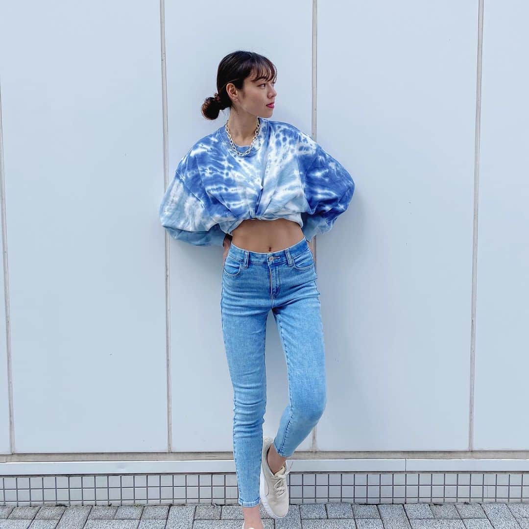 AYASAのインスタグラム：「ダイダイ柄スウェット着回し💙🐬🦋 デニムでもスウェットでも可愛い！ 　 春の新作をチェックしてみてね✔︎ "VDNP5" のコードで20%offになるみたい! 少し早めのHappy Valentine's Day! ♡ —— #AE×ME #AEJeans #AE2021SS」