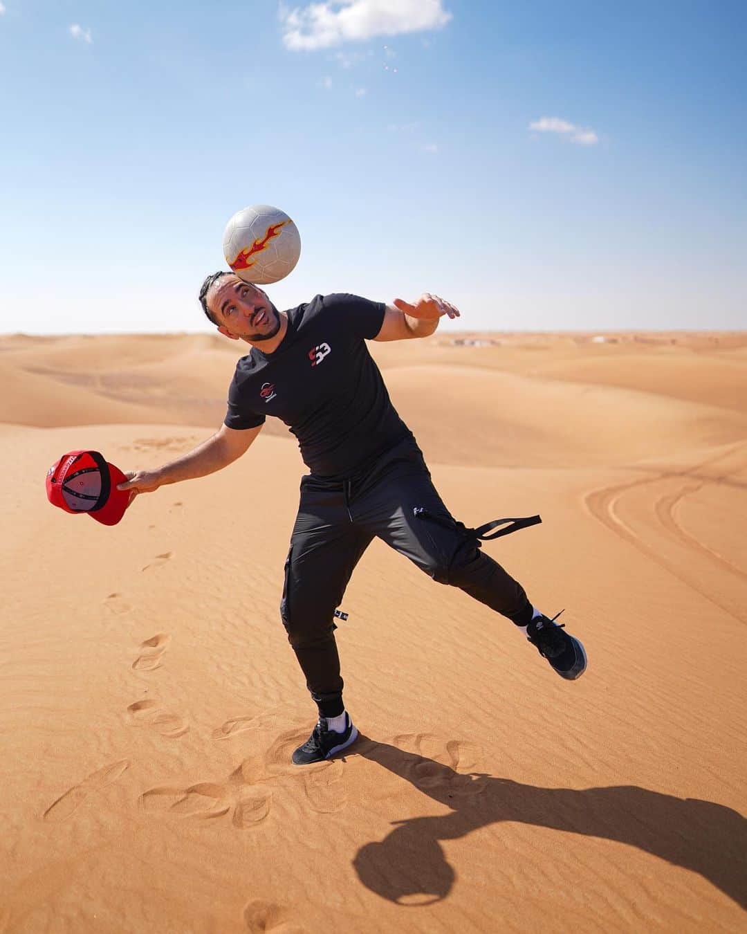 ショーン・ガルニエのインスタグラム：「J-4 ⚠️ Big project is coming ⏳✨ #SeanGarnier #Urbanballer #Pic #Dubai #Football #Freestyle」
