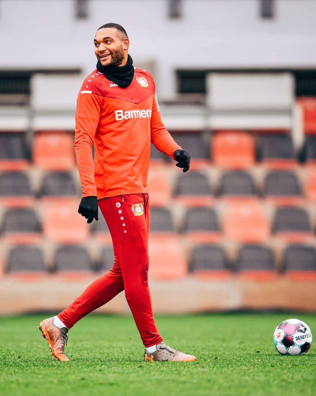 バイエル・レバークーゼンさんのインスタグラム写真 - (バイエル・レバークーゼンInstagram)「#HappyBirthday, @jonathantah_! 🎂 Our number 4️⃣ turns 2️⃣5️⃣ today. All the best for the new year! 🎈🎉  #Bayer04 #Werkself #Tah」2月11日 17時04分 - bayer04fussball