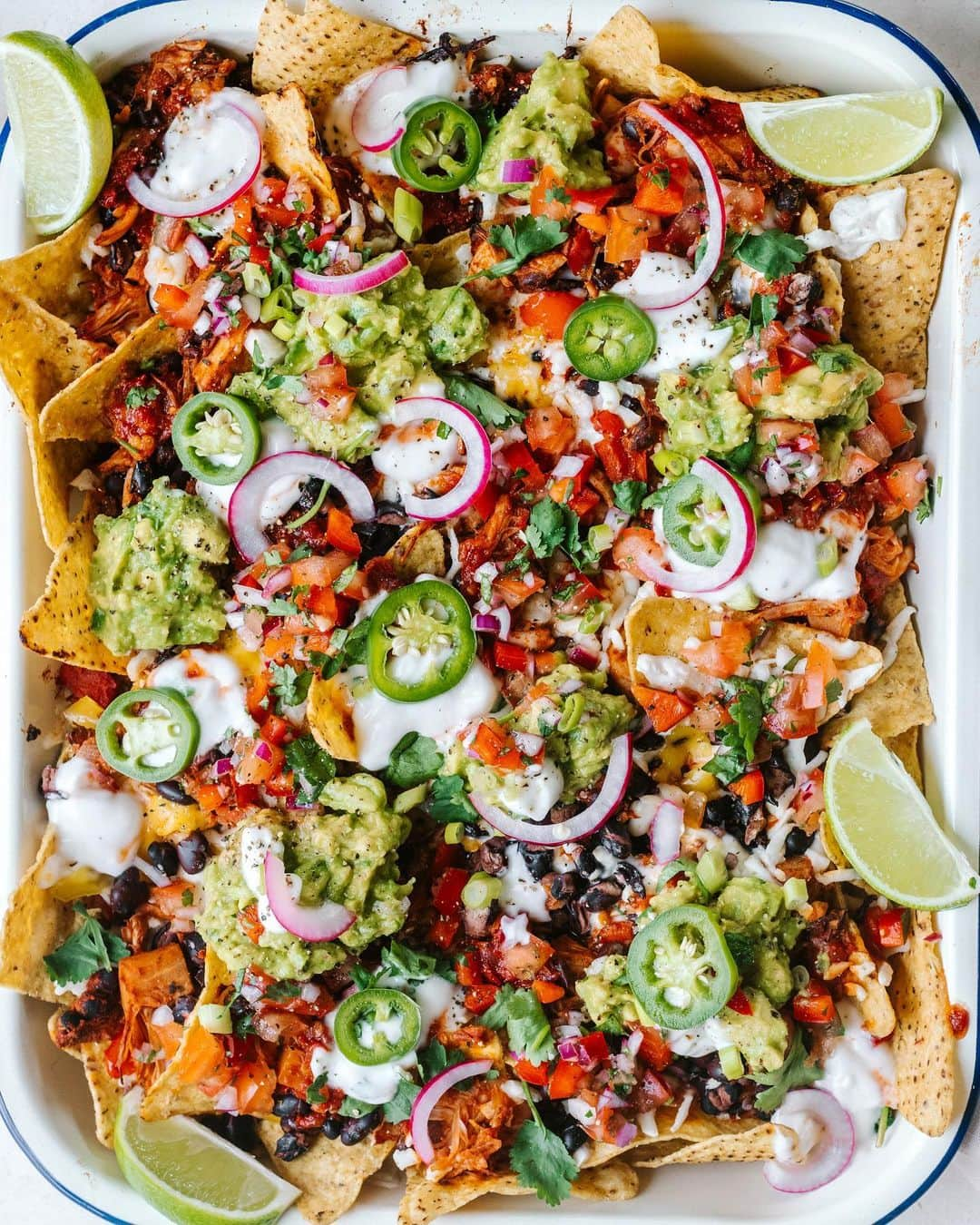 エリー・バレンさんのインスタグラム写真 - (エリー・バレンInstagram)「NEW RECIPE 🥑 tray bake vegan nachos! with chipotle jackfruit, fresh salsa and cheats sour cream. Designed for sharing with friends, full free recipe is on my blog, link in bio or head to: www.elsaswholesomelife.com  #nachos #veganrecipes #veganfood #recipes #vegannachos #plantbasedfood #food #foodlover #jackfruit #blackbeans #dairyfree」2月11日 17時06分 - elliewatson