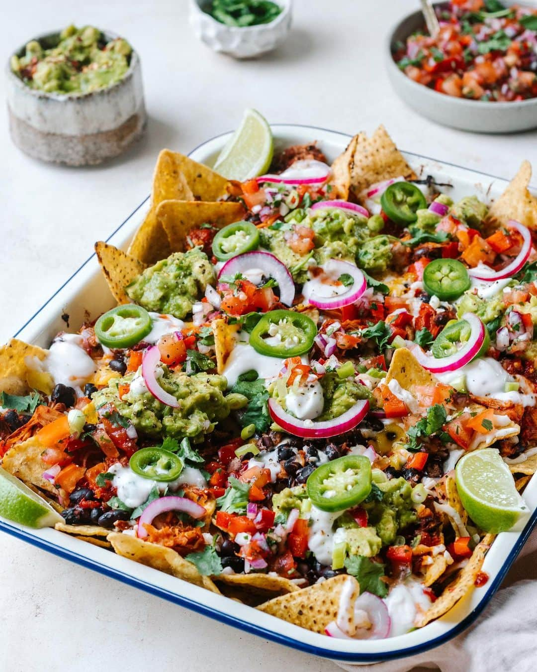 エリー・バレンさんのインスタグラム写真 - (エリー・バレンInstagram)「NEW RECIPE 🥑 tray bake vegan nachos! with chipotle jackfruit, fresh salsa and cheats sour cream. Designed for sharing with friends, full free recipe is on my blog, link in bio or head to: www.elsaswholesomelife.com  #nachos #veganrecipes #veganfood #recipes #vegannachos #plantbasedfood #food #foodlover #jackfruit #blackbeans #dairyfree」2月11日 17時06分 - elliewatson