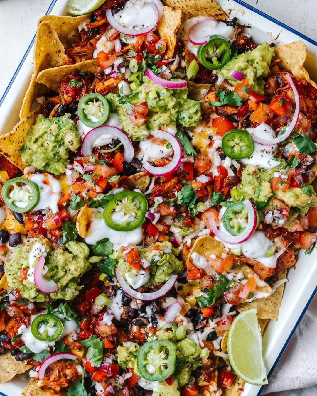 エリー・バレンさんのインスタグラム写真 - (エリー・バレンInstagram)「NEW RECIPE 🥑 tray bake vegan nachos! with chipotle jackfruit, fresh salsa and cheats sour cream. Designed for sharing with friends, full free recipe is on my blog, link in bio or head to: www.elsaswholesomelife.com  #nachos #veganrecipes #veganfood #recipes #vegannachos #plantbasedfood #food #foodlover #jackfruit #blackbeans #dairyfree」2月11日 17時06分 - elliewatson