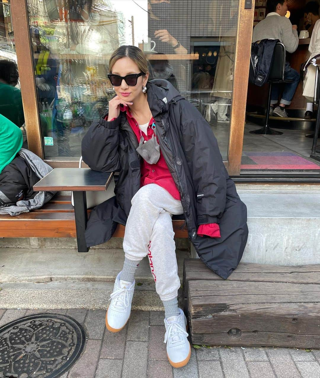 木下ココさんのインスタグラム写真 - (木下ココInstagram)「ootd🥰  インスタライブで、ガニ股を指摘されたので、絶対開かないように足を組んでみました🦵笑  突然始めたのにも関わらず、お休みの大切な時間をお話しに付き合ってくれてありがとうございました😊  楽しかったな♡  次回は告知するので、 またお話しましょうね♡♡ ・ ・ ・ #インスタライブ #突然始める人 #楽しかった♡ #coffeetime  #コーヒータイム  #スウェットコーデ  #カジュアルコーデ  #fashionstyle  #ootd #outfitoftheday  #木下ココ」2月11日 17時06分 - cocot_chan