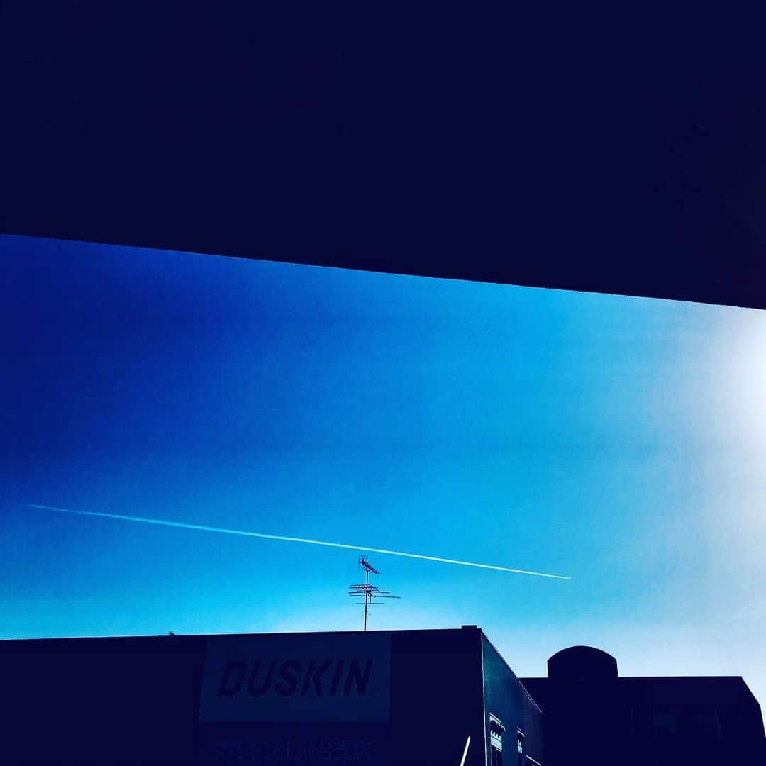 三原康可のインスタグラム：「chemtrail  2021.2.11  #chemtrail #tokyo #飛行機雲ではない #まだやってる」
