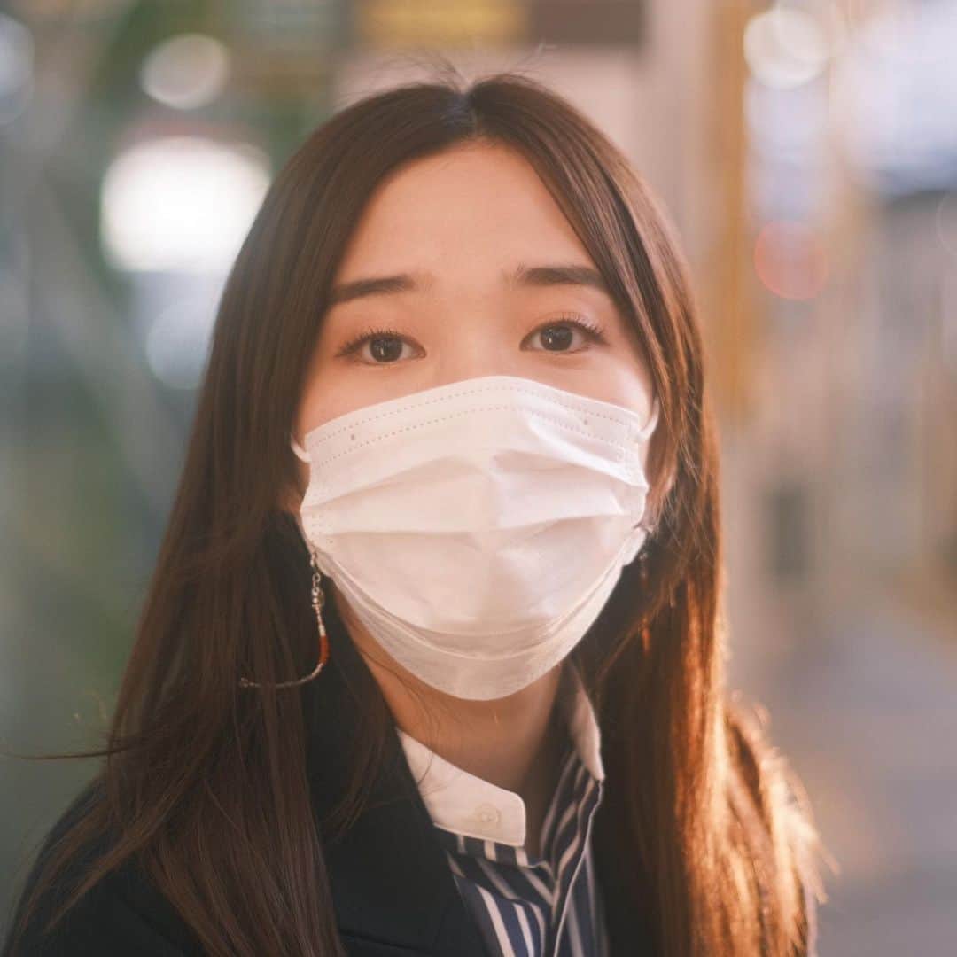 亜希子のインスタグラム：「noteの定期購読マガジン「戯言のガチャ」、実施するまでは緊張してハァハァしていたけれど、始めてみたら、驚くほど多くの方が読んでくださるようになって嬉しい🐕  これだけ沢山の人に支えられてるのに、時々、世界でひとりぼっちだという幻想に浸ってしまうことがあるが、「戯言のガチャ」は私を求めてくれる読者さんがいるので、なんだか書くやる気が湧く📝(もちろんInstagramも大好き♡)  みなさま、濃厚エッセイ、各自湯あたり注意でお楽しみ下さいね。未加入の方は、この機会に入ってしまってね。ウフフ。  さてさて、相変わらずマスク生活が続きますね。  もう、マスクしなかった時の生活が、ちょっと思い出せなくなる時がありますね。  でも、マスクストラップを付けてオシャレしてみたり、目元に新しいアイシャドウ塗ってみたり、「小さなあそび」で乗り切りましょう。  私の化粧ポーチには、いつか特別な時のためにおろす口紅も、もう待機しておりますのよ。  誰にも憚られることなく、リップメイクしてテンションあがる日を夢見てる。  今夜は新月みたい。新しいこと始めるのに、ピッタリのようですから、各自ご自愛を。  私は、締切祭りに突入します。  春は、すぐそこ。  photo by トナカイさん🦌」