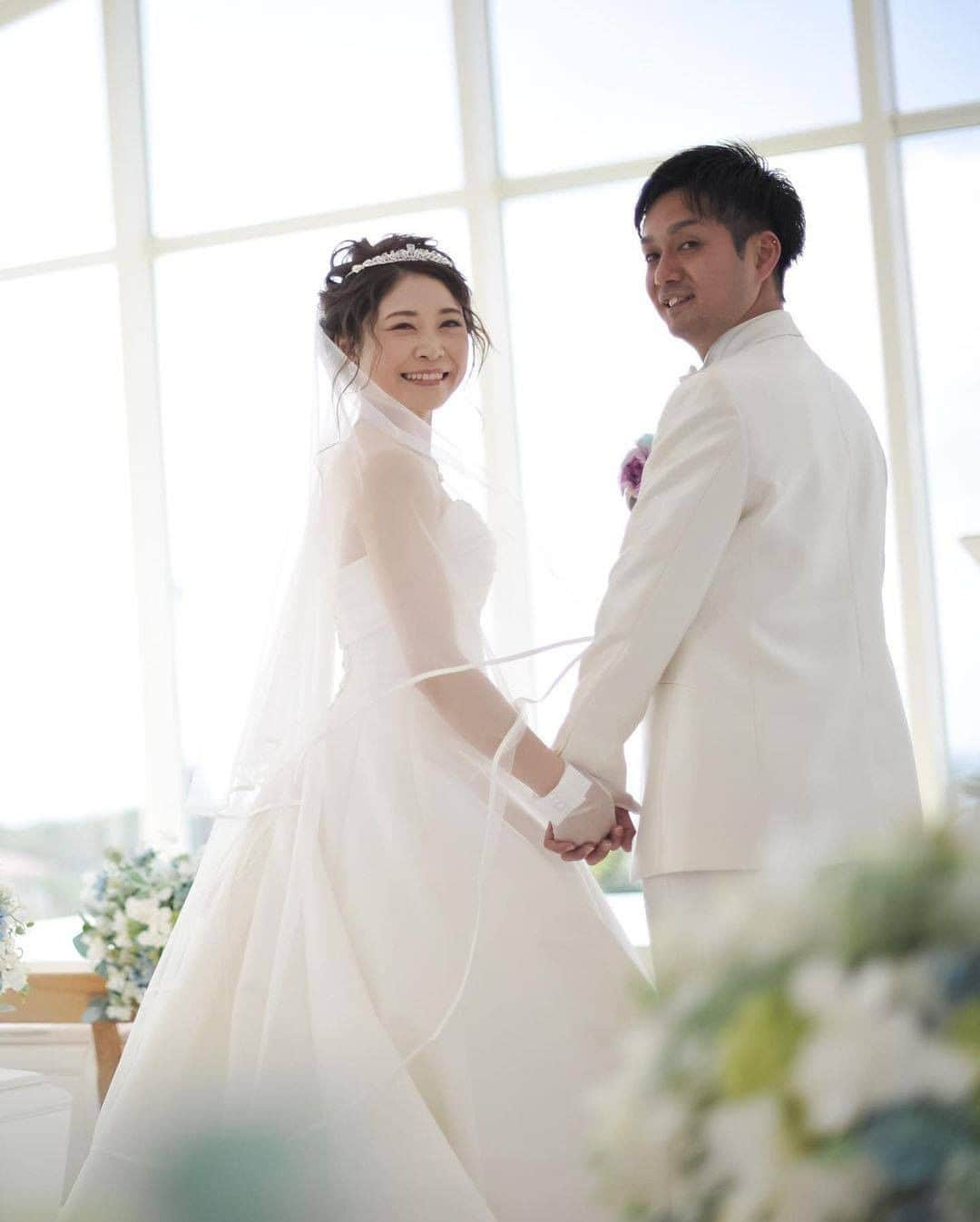 【公式】小さな結婚式さんのインスタグラム写真 - (【公式】小さな結婚式Instagram)「@petit.wedding をフォローしてね♩ #小さな結婚式 をつけてのお写真投稿も大歓迎です♡ こちらの公式IGでリグラムさせていただきます＊ . こちらのお写真は、 >>@hi_reee1 さまから リグラムさせていただきました！ 素敵なお写真をありがとうございます˚✧ . 花嫁さまの後ろに広がる青い海と広い空、 真っ白なチャペルには暖かい光が差し込み おふたりの特別なセレモニーを 祝福します*＊ . ——————— #小さな結婚式 #petitwedding #ラヴィファクトリー #前撮り #結婚式 #プレ花嫁 #卒花 #アットホーム #少人数 #家族婚 #少人数結婚式 #ウェディング #wedding #bridal #weddingdress #花嫁 #挙式 #結婚式準備 #式場探し #日本中のプレ花嫁さまと繋がりたい #前撮り #ウェディングドレス #花嫁コーデ #花嫁コーディネート #ソロショット #チャペル #チャペルフォト #結婚式前撮り #ラウンドブーケ」2月11日 17時09分 - petit.wedding