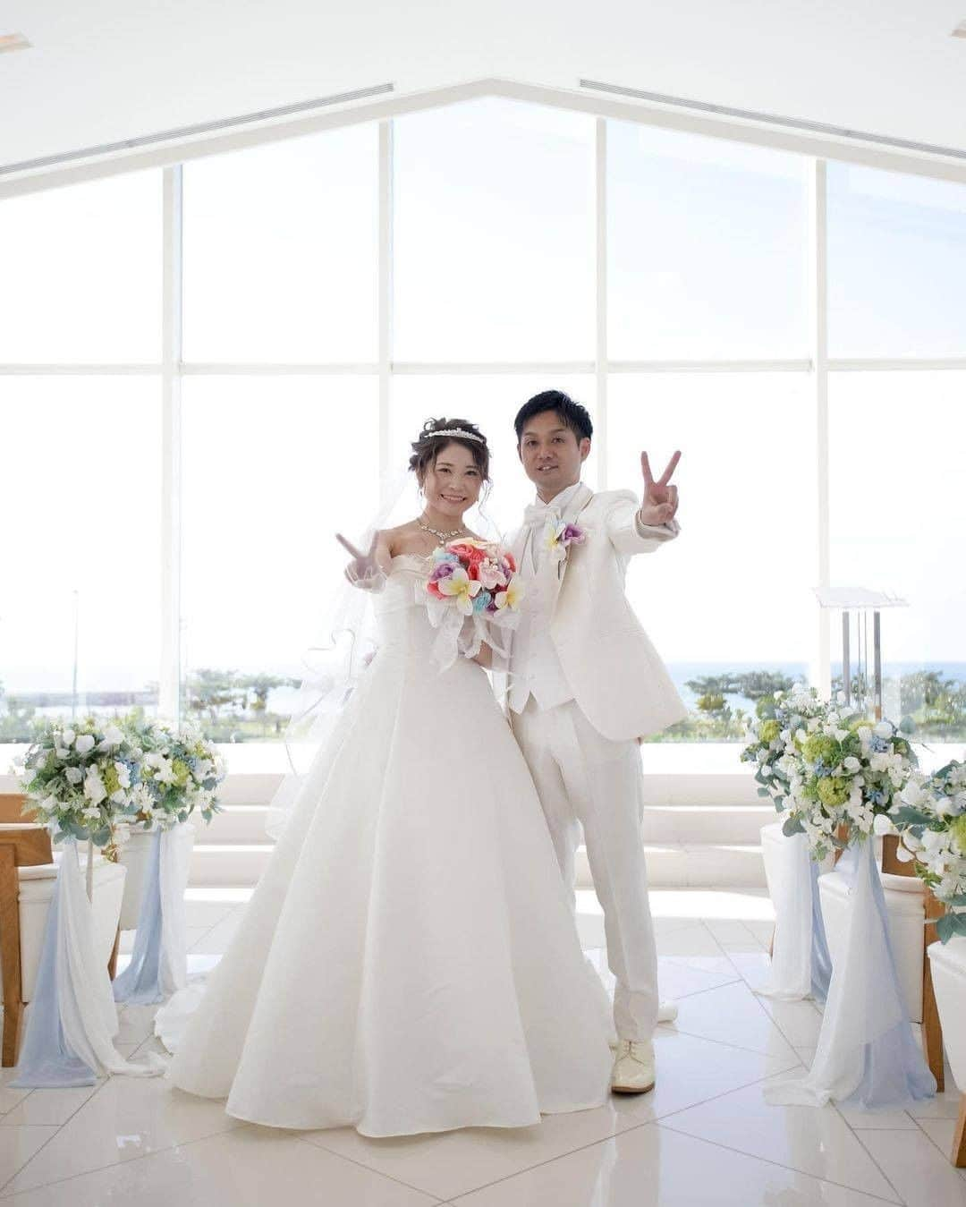 【公式】小さな結婚式さんのインスタグラム写真 - (【公式】小さな結婚式Instagram)「@petit.wedding をフォローしてね♩ #小さな結婚式 をつけてのお写真投稿も大歓迎です♡ こちらの公式IGでリグラムさせていただきます＊ . こちらのお写真は、 >>@hi_reee1 さまから リグラムさせていただきました！ 素敵なお写真をありがとうございます˚✧ . 花嫁さまの後ろに広がる青い海と広い空、 真っ白なチャペルには暖かい光が差し込み おふたりの特別なセレモニーを 祝福します*＊ . ——————— #小さな結婚式 #petitwedding #ラヴィファクトリー #前撮り #結婚式 #プレ花嫁 #卒花 #アットホーム #少人数 #家族婚 #少人数結婚式 #ウェディング #wedding #bridal #weddingdress #花嫁 #挙式 #結婚式準備 #式場探し #日本中のプレ花嫁さまと繋がりたい #前撮り #ウェディングドレス #花嫁コーデ #花嫁コーディネート #ソロショット #チャペル #チャペルフォト #結婚式前撮り #ラウンドブーケ」2月11日 17時09分 - petit.wedding