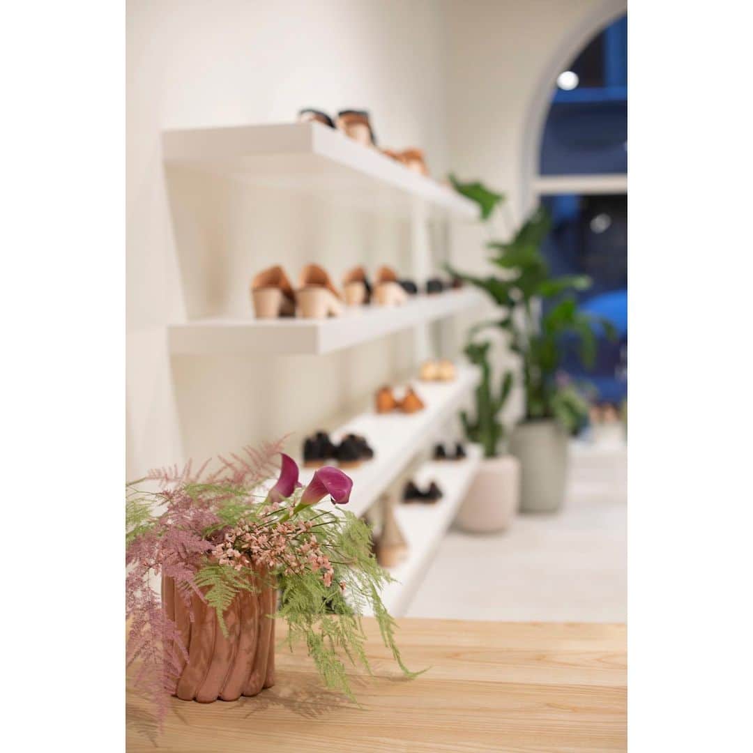 テーリポルキのインスタグラム：「Our new store at Uudenmaankatu is now OPEN! 🤩✨  ❤️ From today on we sill serve you from Tuesday to Friday 10-18 and Saturdays 11-17 at Uudenmaankatu 2.   ❤️ To celebrate the grand opening we want to offer 10% off from the whole selection including the new SS21 collection. The offer is valid only at the store until Saturday.   ❤️ Lovely @roihuvuoren will offer free kombucha for every visitor during the opening weekend or as long as the stock lasts.  Warmly welcome to visit❣️  #TERHIPÖLKKI #terhipölkkistore #finnishdesign #sustainable #footwear #shoes #newstore」