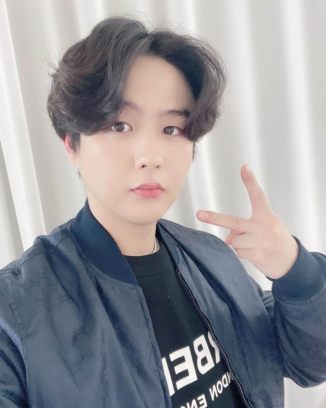 インジュン のインスタグラム：「🤟🤟🤟🤟🤟 . . .  #셀카#셀피#데일리#일상#인준#🤟 Selfie#daily#injun#l4l #インジュン#髪伸びた#🤟」