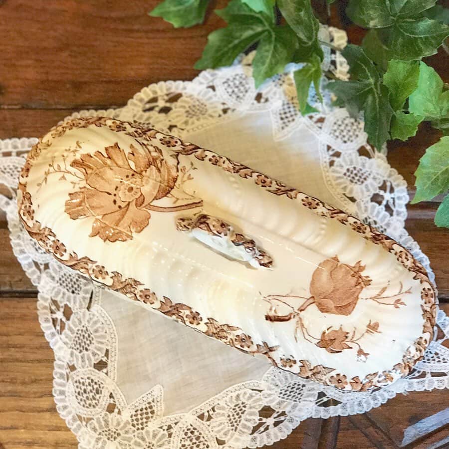 稚野鳥子さんのインスタグラム写真 - (稚野鳥子Instagram)「優雅に咲くアネモネの絵柄が印象的な、サンタマン窯の陶器製ホルダーです。 繊細な線で細部まで装飾されています。 ブラウンのお色味が落ち着いた雰囲気で、インテリアに取り入れやすいアイテムです。  #brocante #toricoloreshop #フランスアンティーク #アンティークショップ #恵比寿 #アンティークのある暮らし #フレンチカントリー #アンティーク陶器 #サンタマン #アンティーク雑貨 #saintamand」2月11日 17時28分 - toricolore_shop