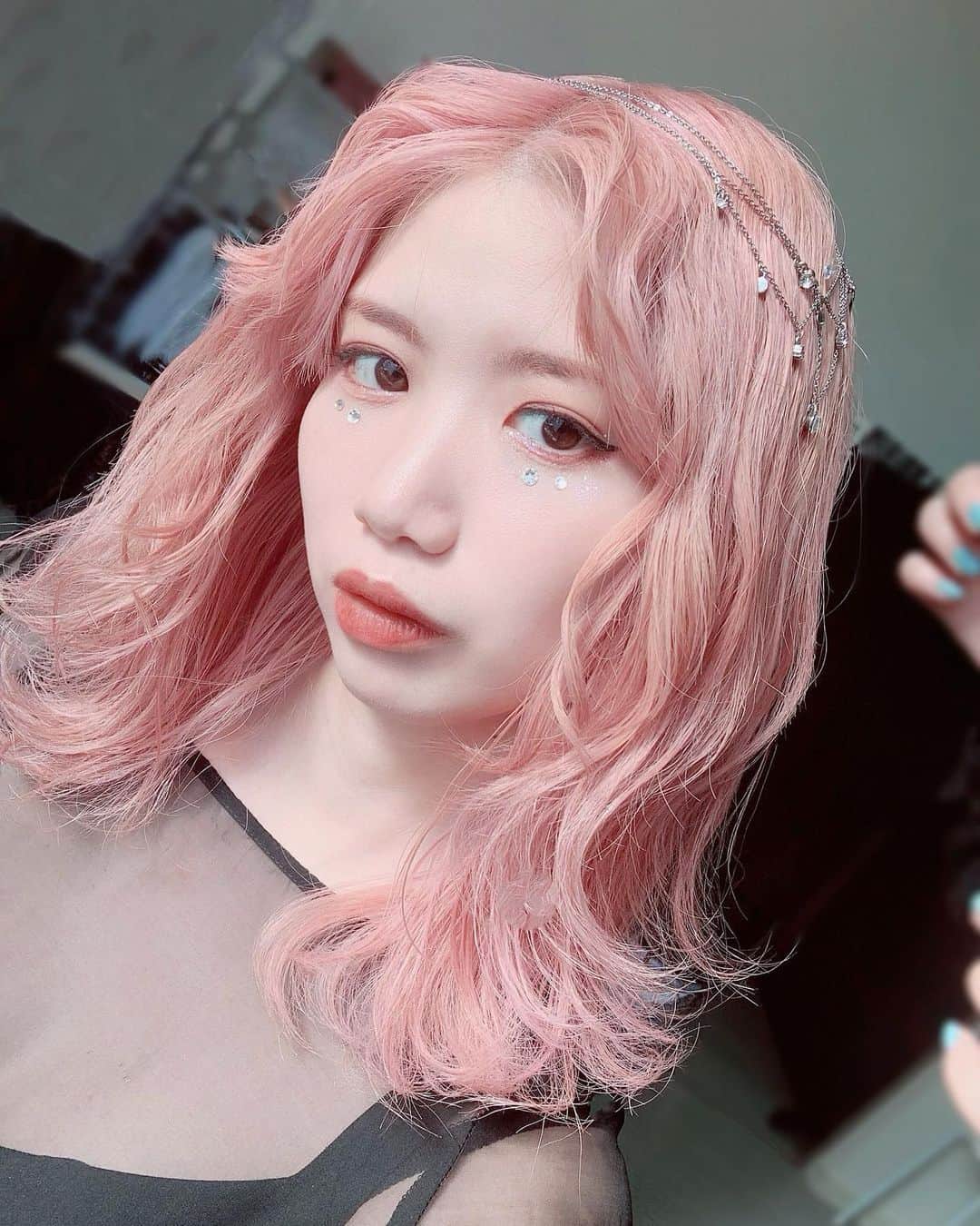 のインスタグラム：「飽きるほどアリスムカイデやってきてまだ進化系があるのも、それでまたたのしくなれるのも、飽きちゃって極端な思いつきで進んでみたらもう少し続けるかと思える結果に辿り着くのも、ハッピーに生きる天才 逸れないように慎重で用心深いときって結局良かったことないな 突拍子なく突き通すほどノリと愛の神様に愛されてる  hairmake @he_to_mean」
