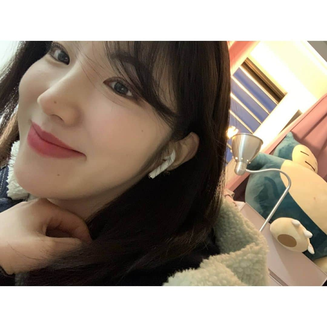 LABOUMのインスタグラム：「[#지엔] 즐거운 연휴 보내요 라떼💕  #라붐 #LABOUM #ZN #HAPPY_NEW_YEAR  #새해복많이받으세요🙇‍♀️🙇」