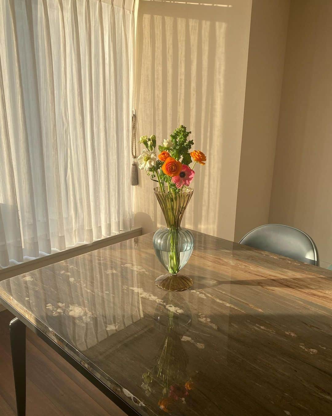 梯真奈美さんのインスタグラム写真 - (梯真奈美Instagram)「季節のお花をダイニングテーブルに。 元気がもらえる鮮やかな色🕊  かわいいなぁ☺️  #お花 #おうち」2月11日 17時25分 - official_manami
