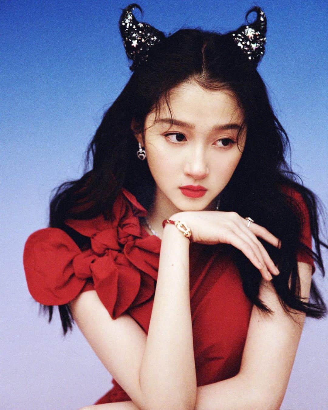 クアン・シャオトン（Guan Xiaotong）のインスタグラム：「Happy Spring Festival～❤️❤️ @fredjewelry」