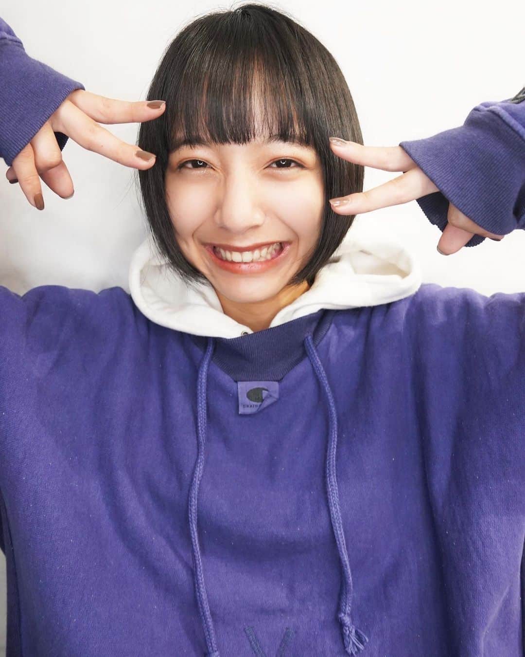 のインスタグラム：「@suzu____chan  頭が小さく見えるよう、タイトにフィットする形にカット✂︎  今回はカットのみで次回は髪質改善美髪ストレートをさせて頂きます✨  より活躍のサポートとなるように☺️  すずちゃんのボブは ☑︎長さは顎ライン ☑︎ベースよりも2.5cm段を入れる ☑︎前髪は重めのぱっつん ☑︎気持ち前下がり  お客様がすずちゃんのボブにする場合は、これをベースに頭や骨格、個性に合わせて微調整を行います✂︎  癖や広がってしまう場合は 【髪質改善美髪ストレート】 で綺麗な形に矯正します‼️  髪質改善において最も重要な"髪質診断" 理論に基づいた判断で一人一人にベストをご提案致します✨  あなただけの空間のプライベートサロンで、マンツーマンで丁寧に施術させて頂きます！  カット＋髪質改善トリートメント ¥14,000  カット＋髪質改善トリートメント×TOKIO超音波トリートメント ¥18,000  カットカラー＋髪質改善トリートメント ¥19,800  カットカラー＋髪質改善トリートメント×TOKIO超音波トリートメント ¥25,000  ケア特化型美髪ストレート(9種類のケア剤付き) ショート〜ボブ¥24,000 ミディアム〜ロング¥26,000  カット＋美髪ストレート ショート〜ボブ¥29,000 ミディアム〜ロング¥31,000  カラー＋美髪ストレート ショート〜ボブ¥31,000 ミディアム〜ロング¥33,000  カット＋カラー＋美髪ストレート ショート〜ボブ¥34,000 ミディアム〜ロング¥36,000  カット　¥8,000 カットカラー(orパーマ)　¥16,000 カットカラー(orパーマ)ケアTr ¥17,000 カットカラーTOKIO ¥18,500 カットデジタルパーマ　¥18,000  【shine(シン)】アクセス  東京都中央区銀座7-3-7 ブランエスパ銀座 11F THE SALONS  銀座駅C２出口徒歩5分 有楽町駅中央口徒歩6分 日比谷駅A4出口徒歩10分 新橋駅徒歩10分  #shine  #美髪ストレート #銀座　#髪質改善ストレート　#髪質改善トリートメント　#美髪ストレート銀座　#髪質改善トリートメント銀座 #髪質改善 #縮毛矯正　#トリートメント　#ミルクティーベージュ　＃アッシュ　 #ストレート　#艶　#美髪　#ロング　＃ミディアム　#ボブ　#ショート　#シースルーバング　#切りっぱなし」
