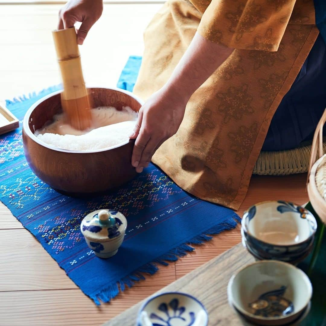 星野リゾートさんのインスタグラム写真 - (星野リゾートInstagram)「星のや沖縄 - HOSHINOYA Okinawa  沖縄の贅沢を集めた、海岸線に沿うリゾート。沖縄の史跡から発想を得た 「グスクウォール」と、美しい自然海岸に囲まれた敷地に、色彩豊かな畑と 庭、穏やかな海に臨むオーシャンフロントの客室が広がります。沖縄文化が 馴染む空間で海を眺めて暮らす、グスクの居館です。  A seaside resort surrounded by stunning ocean scenery.  ▼おすすめのポイント▼ ①沖縄の贅沢を集めた、海岸線に沿うリゾート ②冬でも快適に利用できる、星空ホットプール ③沖縄の自然をいただく、琉球シチリアーナ  #HoshinoResorts #星野リゾート #hoshinoya #星のや #hoshinoyaOkinawa #星のや沖縄 #Okinawa #沖縄 #沖縄旅行 #OkinawaHotel #OkinawaTrip #luxuryresort #JapaneseHotels #travelJapan #ig_Japan #JapanTravel」2月11日 17時30分 - hoshinoresorts.official