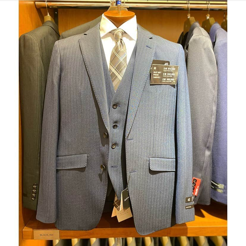 LATOV_ラトブ さんのインスタグラム写真 - (LATOV_ラトブ Instagram)「【2階　スーツセレクト】  1st SUIT COLLECTION  スーツセレクト初のブランド・アンバサダー、俳優の #杉野遥亮 さんが着用しているスーツ、入荷しております。  主に進学や就職を控えたお客様の初めてのスーツ、始まりのスーツを応援致します。  入学、卒業、新社会人まで出番の多いスーツ、長くご愛用いただける一着をお選びいただけるようスタッフ一同全力でサポートいたします。  #初めてのスーツ始まりのスーツ #スーツセレクト #スーツ #メンズスーツ　#レディーススーツ #ワイシャツコーデ #ネクタイコーデ #入学式スーツ #入社式スーツ #mensbridal #ladiefashion #suitstyle　#suitselect #スプリングコート #menssuit #ladiessuit #mensfashion #latov #ラトブ #いわき #いわき市 #いわき駅前 #2021春夏 #フレッシャーズスーツ #ファーストスーツ #1stスーツ」2月11日 17時31分 - latov_20071025