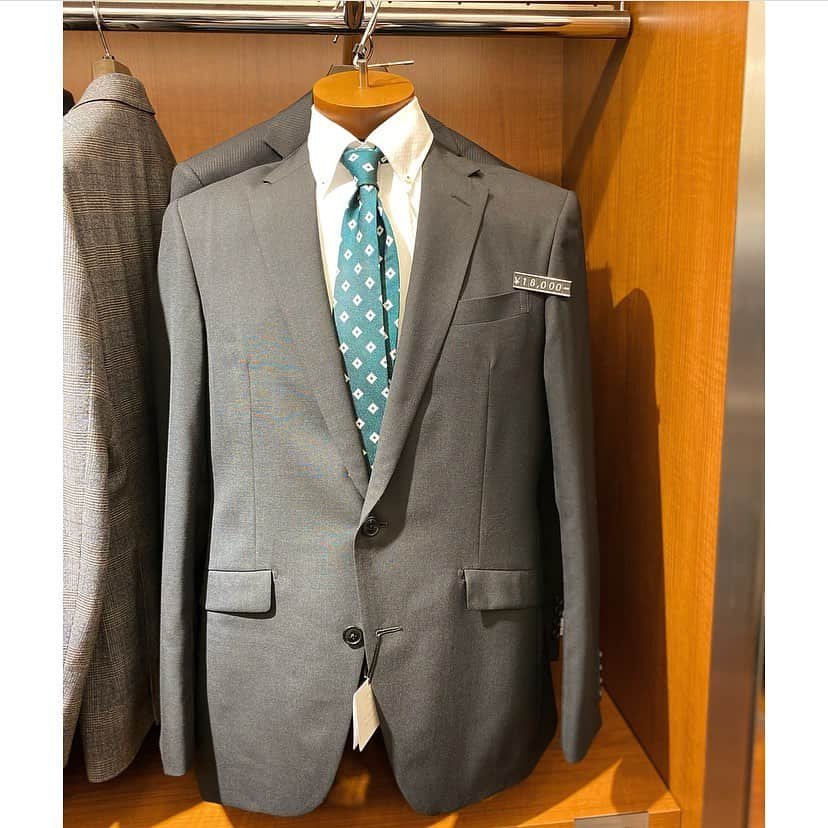 LATOV_ラトブ さんのインスタグラム写真 - (LATOV_ラトブ Instagram)「【2階　スーツセレクト】  1st SUIT COLLECTION  スーツセレクト初のブランド・アンバサダー、俳優の #杉野遥亮 さんが着用しているスーツ、入荷しております。  主に進学や就職を控えたお客様の初めてのスーツ、始まりのスーツを応援致します。  入学、卒業、新社会人まで出番の多いスーツ、長くご愛用いただける一着をお選びいただけるようスタッフ一同全力でサポートいたします。  #初めてのスーツ始まりのスーツ #スーツセレクト #スーツ #メンズスーツ　#レディーススーツ #ワイシャツコーデ #ネクタイコーデ #入学式スーツ #入社式スーツ #mensbridal #ladiefashion #suitstyle　#suitselect #スプリングコート #menssuit #ladiessuit #mensfashion #latov #ラトブ #いわき #いわき市 #いわき駅前 #2021春夏 #フレッシャーズスーツ #ファーストスーツ #1stスーツ」2月11日 17時31分 - latov_20071025