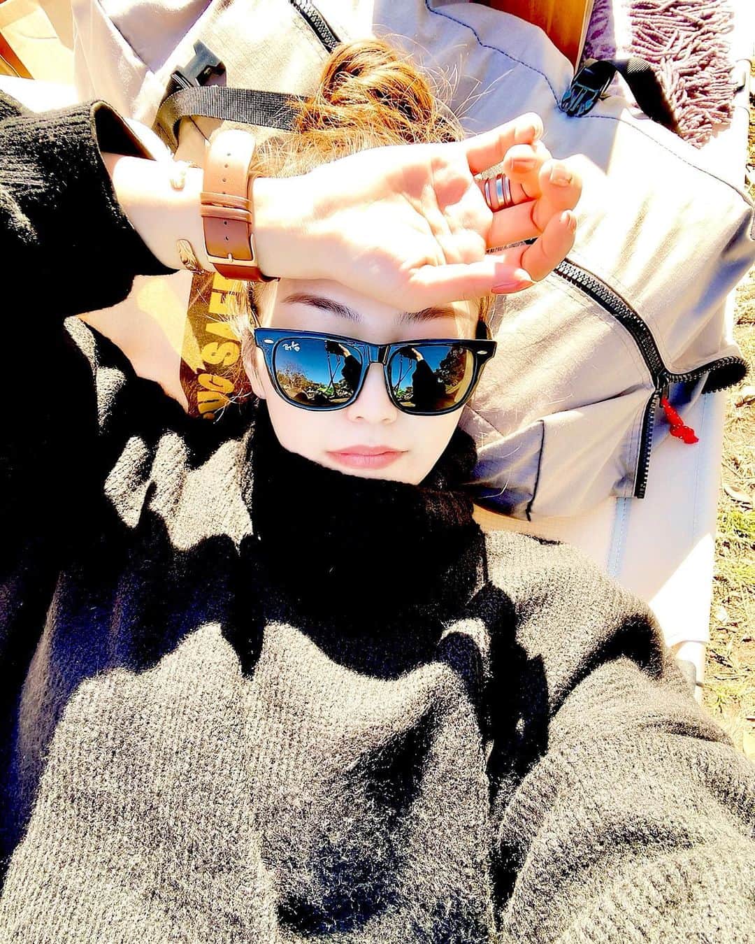 SAORIのインスタグラム：「🐶 こないだパグ犬とのストーリー載せたら 好評すぎてどうしましょ😍 たくさんメッセージありがとう♡ @pug.saeroi ぜひFollowしてね❤️ 韓国ドラマ見てる人は分かると思うけど パクセロイからモジってパグ・セロイ🙌 飼い主のネーミングセンス最高すぎる。 セロたんとのオフショットも載せておく😋 私的には2枚目が好き♡♡♡同じスタイル🤣🤣🤣 このモコモコシューズは　@workman_plus のだよ〜 #ケベックneo これで私も #ワークマン女子 ✾ ⌚️ @nomonday_jp . 10%OFFクーポン使ってね♡ 『saograu95』 (2022/1/20まで有効) #nomonday#ノーマンデー#腕時計#時計#手元倶楽部  . #パグ #パグスタグラム #パグのいる生活 #黒パグ #黒パグ部 #pug #pugstagram #puglove」