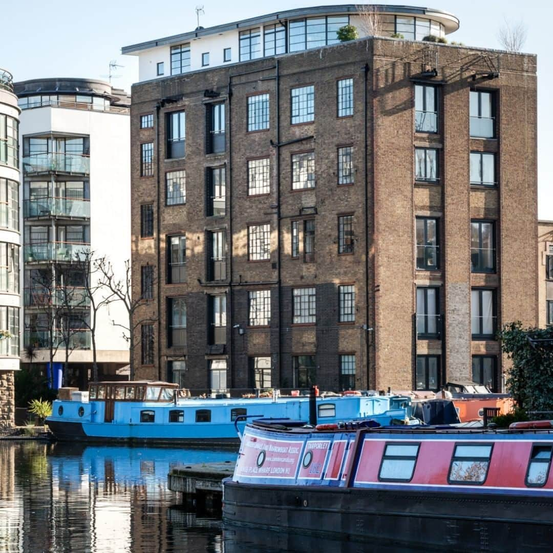 The Modern Houseさんのインスタグラム写真 - (The Modern HouseInstagram)「#forsale In Full Flow: an expansive apartment in north London overlooking Regent’s Canal. Head to our bio to view the sales listing.」2月11日 17時33分 - themodernhouse