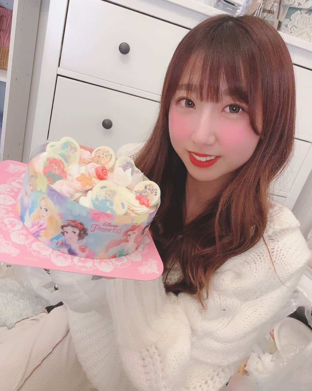 おもちのインスタグラム：「★  プリンセスのアイスケーキ🎂❣️  色んな味があって美味しかったし プリンセスが可愛すぎるの👼🏻💕💕 プリンセスで1番好きなのはシンデレラ🏰💙  ✱ #disney #princess #アイスケーキ #31  #六本木#歌舞伎町 #burlesque #gogodancer  #グラビア #アイドル #福田花音 #道産子 #道産子ダンサー #⛄ #愛嬌モンスター #l4f #l4l #instagood  #loveyourself #followme#likeforfollow #hairarrange #philippines #マツコ会議 #アジア一のエンターテインメント」