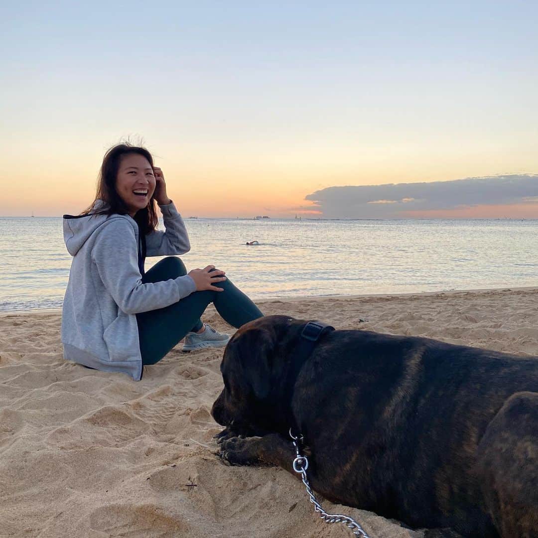 エビアン・クーのインスタグラム：「why do you like sand so much?  今週まとめたよ~ メインは犬の生活🐕毎日散歩タイム 海&砂が大好き鼻がすごい事になってる 可愛い分大変。こう見えて一歳なの  そしておニューのレストラン カカアコにできた所『イスタンブール』 トルコ出身のシェフ。フムスだったり ラム、中東系風のお料理おいしかったよ  お友達との一枚。こういう時にすごく 救われたのがお友達。特別に何かを してるわけじゃないけどずーとお話 してて笑ってる。  もう食べちゃってるけど このレーズン食パン🍞ハマってる 『ディーンデルーカ』 甘すぎず丁度良い味。」