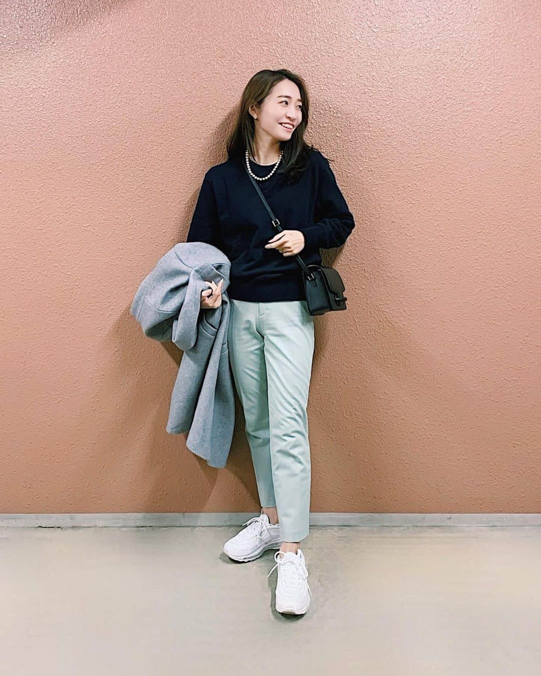 鈴木優美 のインスタグラム：「以前質問で、次狙っている @uniqlo のアイテムは何ですか？と聞かれていましたが、こちらです♪ #上下ユニクロ 🤍 . sweat,pants @uniqlo_jp #uniqlo #ユニクロ  outer @plst_official #plst #プラステ  accessory @tiffanyandco #tiffanyandco #ティファニー  bag @vasic_japan #vasic #ヴァジック  sneaker @nike #nike #ナイキ @emmi.jp #emmi #エミ　 . 新作の #スウェットシャツ はネイビーを。 カジュアルだけど、きれいめにするのが好みです☺️ . . . . . . . #ユニクロコーデ #ユニクロ購入品 #ユニクロきれいめ部 #ユニクロ新作 #ユニクロの輪 #ユニクロメンズ #スニーカーコーデ #きれいめカジュアル #シンプルコーデ #アスレジャー #プチプラコーデ #プチプラ #春コーデ #春服 #ママコーデ #ママガール」