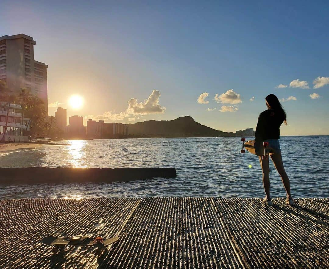 エイミー・コガのインスタグラム：「sunrise with my sister🌊🤍  妹とちょっとアドベンチャーにいってきました💛🛹」