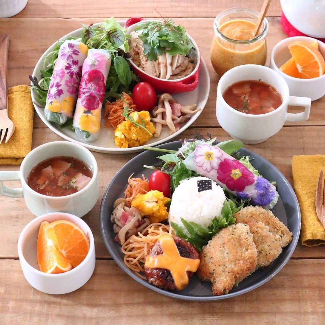 yunaのインスタグラム：「♩ #レシピあり . . むすめと早めのよるごはん 今夜はワンプレート . . 👧ハンバーグとチキンカツレツ 👩よだれ鶏とモリモリサラダ🥗 . . ストーリーにも書きましたが @good_leaf1188 さんのお野菜を 友人がたくさん送ってくれたので わたしはサラダプレートを食べました🥗 手作り人参ドレッシングで。。 . . 大好物のパクチーはよだれ鶏に パクチーがやわらかくてびっくり😲 追いパクしました(笑) . . 食べれるお花を入れた生春巻き🌼 キレイだ✨ . . わたしがよく作る食べるドレッシングレシピ↓ よかったら参考にしてください🥕 . . . 🥗「人参ドレッシング」🥕 . 人参　１本 新玉ねぎ　1/4個 ○醤油　５０ｍｌ ○お酢(りんご酢)　５０ｍｌ ○砂糖　大さじ２ ○オリーブ油　大さじ２ ○塩　ひとつまみ ○にんにくのすりおろし　小さじ1/2 . . 全部ミキサーでガーッ 簡単です✌️ . . #yunaご飯#igersjq#今日のごはん#食卓#yummy#お家ごはん#foodstagram#lin_stagrammer#delistagrammer#Japanesefood#デリスタグラマー#クッキングラム#クッキングラムアンバサダー#タベリー#フーディーテーブル#てづくりごはん365#おうちごはん#おうちごはんlover#Japan#マカロニメイト#夜ごはん#晩ごはん#マルヒロ#HASAMI#波佐見焼」