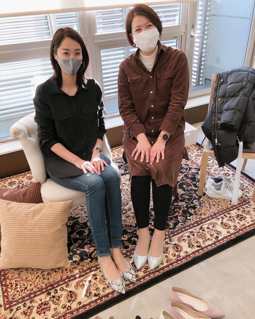 のインスタグラム：「インスタLIVEご覧頂いた方々有難うございました✨ 凄く楽しいインスタLIVEになりました！！  今回のアーカイブは今後 @jb.akino.shoes に残るみたいなので、また是非チェックしてくださいね😊！  更に今回試着会に「元ハンドボール日本代表の藤間かおりさん」が来て下さいました！！ 引退して出会い、めちゃくちゃ仲良くさせて頂いています‼️気に入ってくれたみたいで嬉しかった🥰  かおりさん有難う！！🌸  まだ引き続きMakuakeでの受注販売を行なっていますので、是非チェックしてみて下さい！！  #jb_akino_makuake #makuake #jbakino #大きいサイズの靴 #自分自身を好きになる靴 #高身長女子」