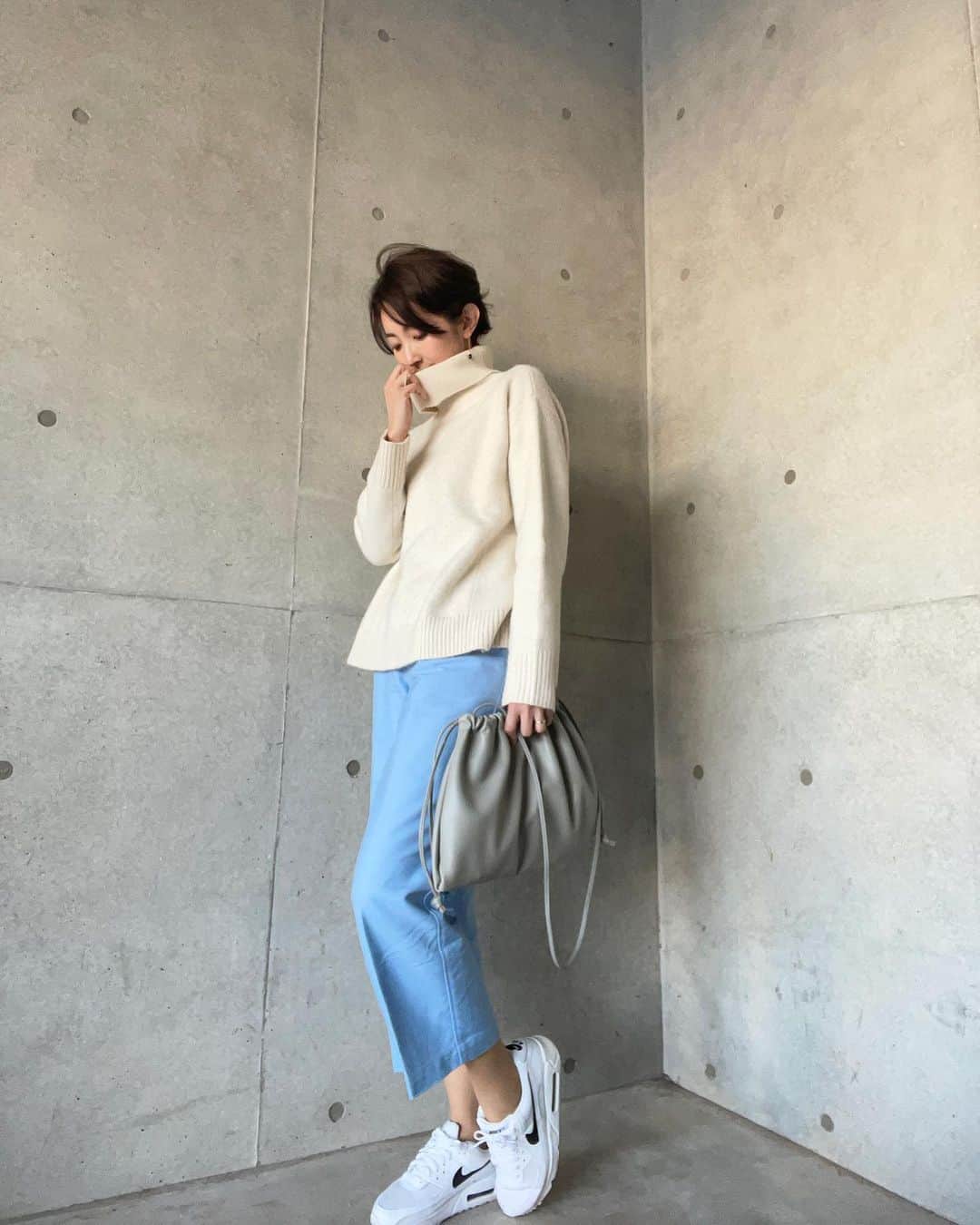 石井のり子のインスタグラム：「** 今日は暖かいからアウター無し。と思ったけどお昼過ぎから寒かったですね… デリのもちもちニットがあったかくて助かった🥺 春を待ちきれずカラーパンツで💙 * * knit @styledeli_official  pants @spickandspan_jp  bag @throw_by_sly  shoes @nike  *  #ootd#outfit#coordinate#fashion#fashion style#ママコーデ#ママファッション#カラーパンツ」