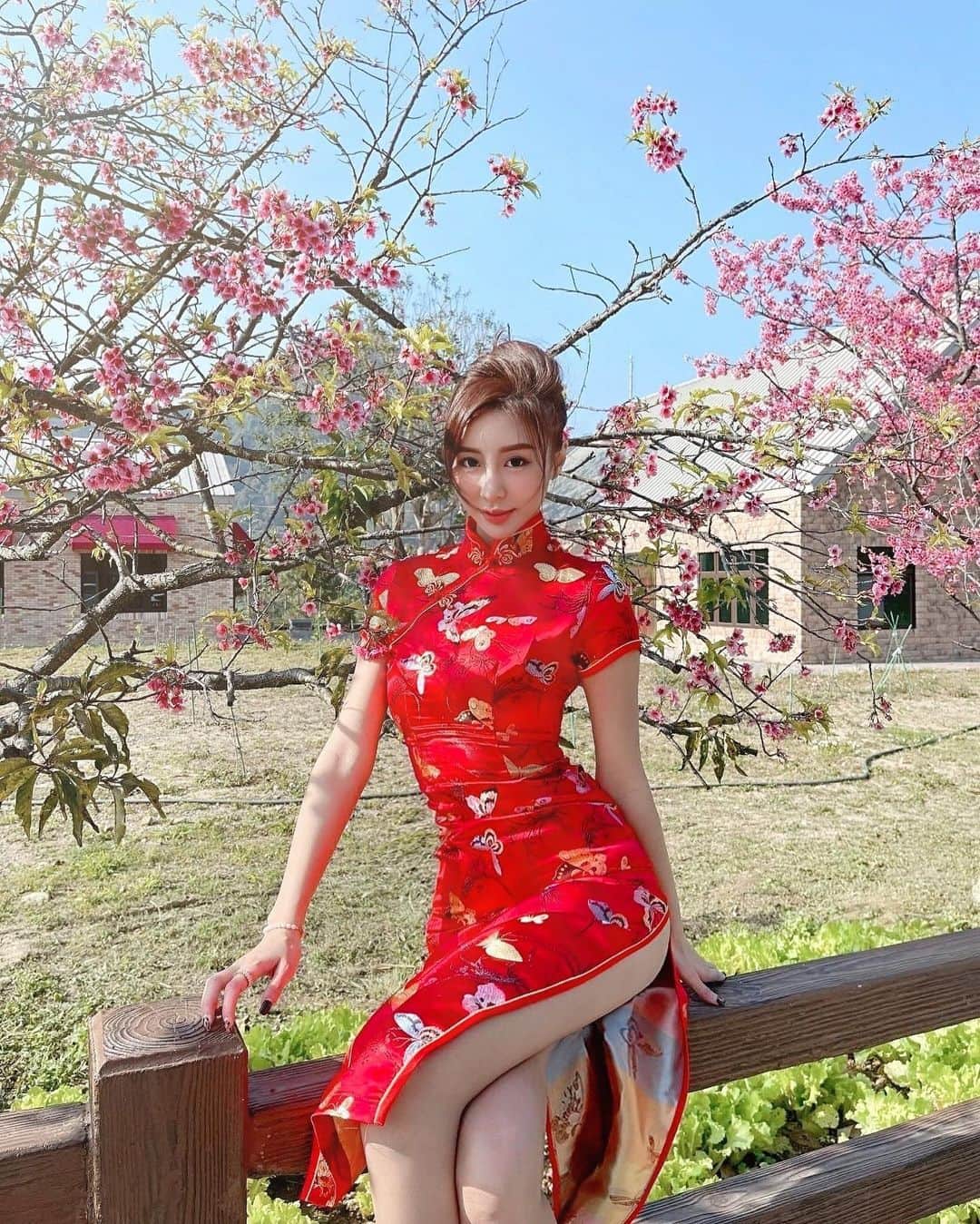 リタ（瑞塔兒）さんのインスタグラム写真 - (リタ（瑞塔兒）Instagram)「開個高衩祝大家 新年快樂!! 恭喜發財!! Happy牛Year!!!!🧧💰🎉㊗️ #cny#happychinesenewyear#2021」2月11日 17時40分 - love_ritakao