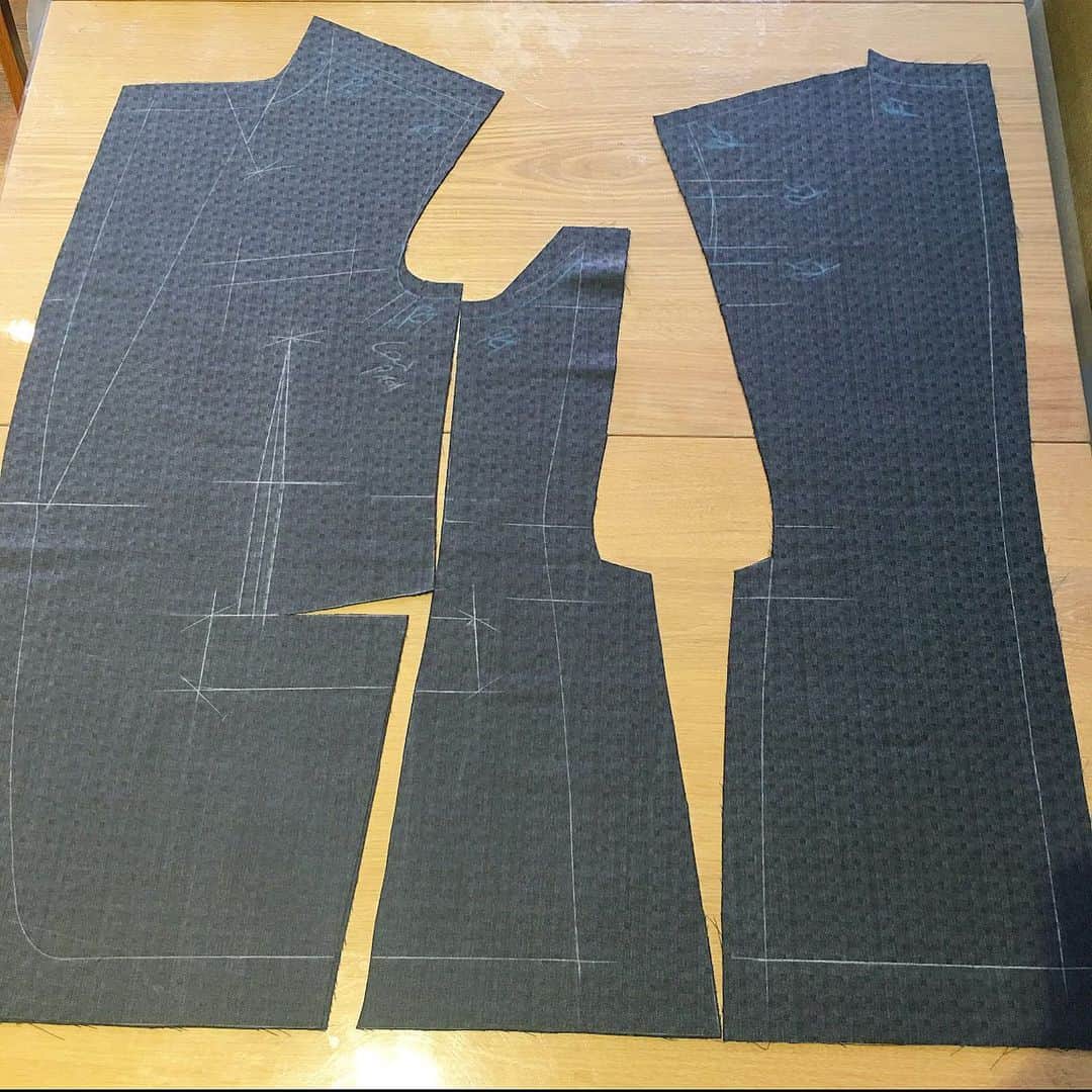 ディーゲ&スキナーのインスタグラム：「Grid check super 130’s from @scabal」