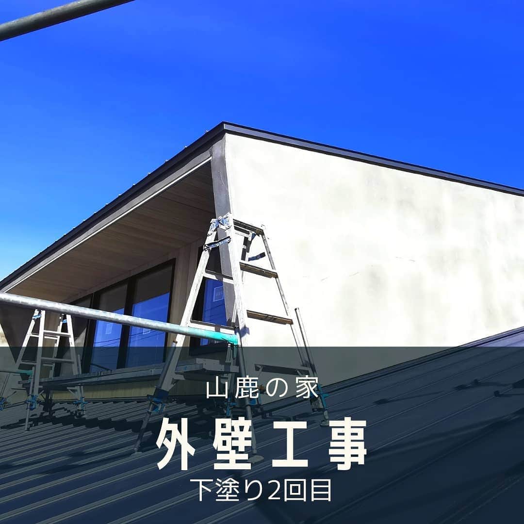 有限会社 稲葉製材住宅のインスタグラム：「モルタル2回目を塗って乾燥中🙄 グレーのこの感じもめっちゃかっこいいけどねー❤ 乾燥したら仕上げ塗装に移っていきます👍  #外壁 #塗り壁 #ラスモルⅡ #かっこいい #工務店 #新築 #リフォーム #リノベーション #熊本 #玉名 #山鹿 #稲葉製材住宅 #イナバ  家族の未来、地球の未来を考えた家づくり 施工対応エリア 玉名、山鹿、荒尾、熊本市 県北メイン」