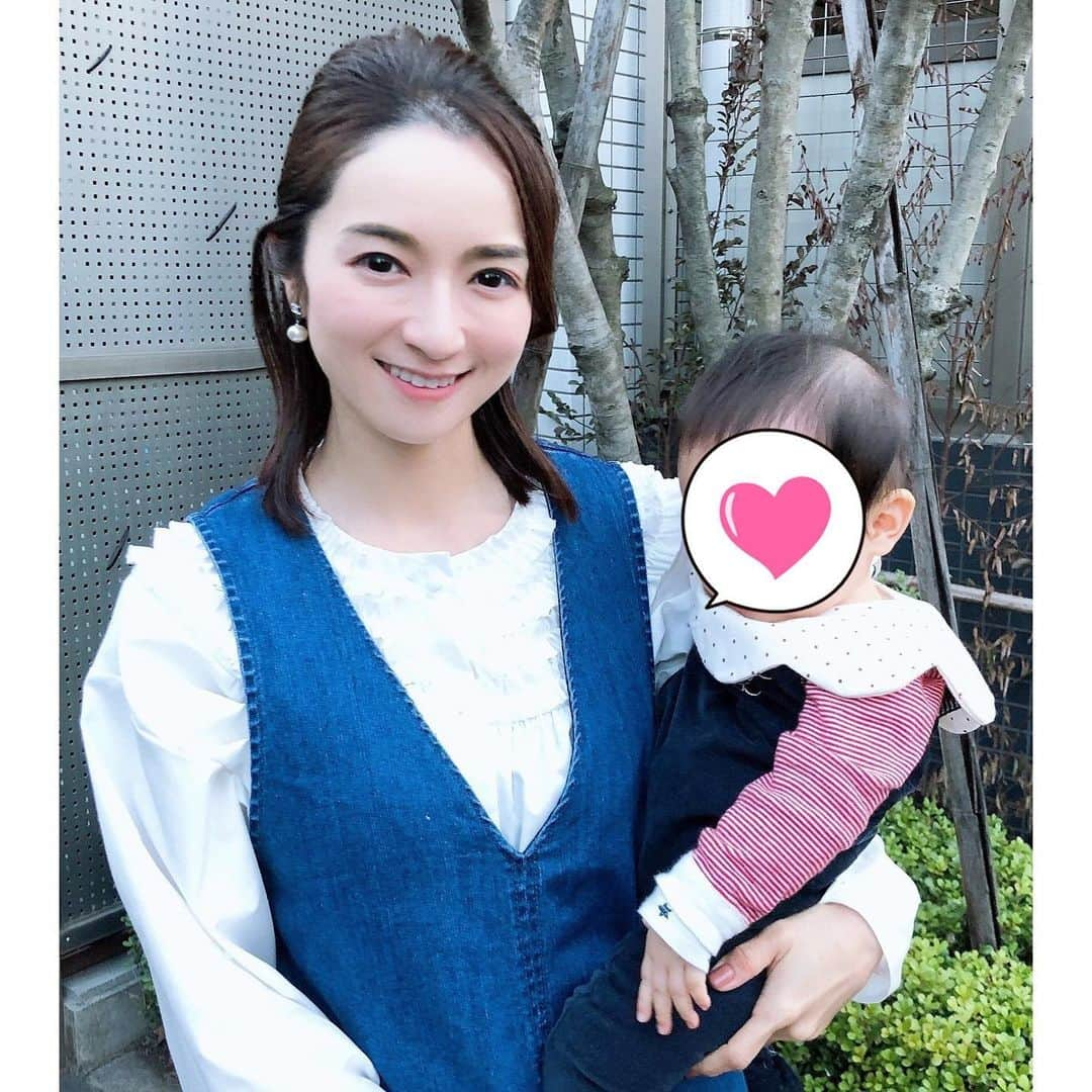 Mayuko Watanabe 渡辺真由子さんのインスタグラム写真 - (Mayuko Watanabe 渡辺真由子Instagram)「先日、友達にネントレの話をしたら【おくるみ作戦で劇的に寝るようになった！】と言ってもらえて、ふと投稿を見返した時、 私のネントレの動画再生回数がすごくて、 ねんねに関して皆さん興味が高いことを知ったので、 最近の次男くんのねんね事情について書きます( ˊᵕˋ )♬  生後8ヶ月（もう少しで9ヶ月）になった次男くんは相変わらず夜7時から7時半には寝ています( ˊᵕˋ )♡  私の最近の寝かしつけ方法は、 ・夜7時になったら電気を消して、すぐ剥がされることは承知でとりあえずおくるみで巻いて（これを勝手におくるみ作戦と言ってます笑）ベットに置く。 ・『おやすみ♡』と声かけて一人で寝かせる （その間に隣の部屋で長男の読み聞かせをして次に長男を寝かせてます👍） ・お昼寝は遅くなったとしても5時前までにさせて、寝続けてたら優しく起こす  あまり変わらないですが、以前と違うことと言えば『おくるみ作戦が通用しなくなった』ということ🤣 同じくらいのお子様がいる方はわかると思いますが、このくらいになってくるとおくるみで巻き巻きをしてもジタバタして眠る前に手を出して剥がれてしまいます。 そのせいで最近は寝る時に手足をバタバタさせてぐずつくことが多くなりました😂 ただこれまでおくるみ作戦ですでに夜7時には寝ることは習慣化されているはずなので、よっぽど泣き続けない限りは1人で寝かせるようにしています。そうすると初めのうちは泣き疲れから寝ていましたが、最近はもうほとんど泣かずに置くとまた以前のように眠れるようになりました😊💕  ちなみに、私は添い乳や添い寝はしません！ というのも、毎日してあげるなら良いですが、それが習慣化してしまうと、うちの場合は長男や桃太郎のお世話が残っているのにそこで時間がかかると大変なので、1人で寝る習慣が必要なのです☺️  寝返りもするのでちょっとした衝動で、何日かに一度朝5時とか6時くらいに起きてしまうこともありますが、それは仕方ないと思って今は過ごしています(*˘︶˘*).｡.:*♡  また次男くんの成長と共に書いていこうと思います☺️💕 ・ 話は変わりますが、  マタニティのときにも来てた @yanuk_official ワンピース🥰 お腹の中にいた子がこんなに大きくなるとは感無量😭✨ @rosy_monster のシャツと合わせました☺️  #mama#ママ#出産#新生児#子育て中#男の子ママ#二児ママ#ママコーデ#授乳コーデ#令和2年ベビー#5月生まれ #寝かしつけ#寝かしつけ方法#赤ちゃんの寝かしつけ#ジーナ式#ネントレ#生後8か月#生後9か月#rosymonster#yanuk#ママコーデ」2月11日 17時41分 - watanabe_mayuko