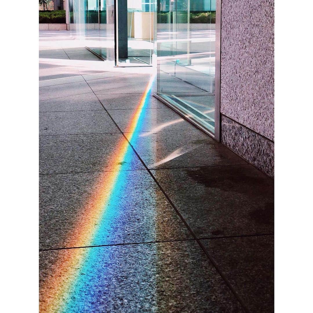 宮司愛海さんのインスタグラム写真 - (宮司愛海Instagram)「不思議な光景に出会いました📷  ビルのガラスに反射した光が地面に虹となって写し出され、建物の影がそれを半分に分断するように伸びていて、写真の右と左でまるで違う世界のようです。  これはいったいどういうメカニズム...？ 詳しい方、教えてください！笑 文系で化学を早々に諦めた私にはわかりません。」2月11日 17時41分 - manami_miyaji