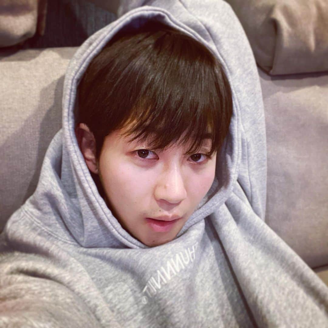 DINDINのインスタグラム：「즐거운 설 연휴 보내세요! 🙇🏻‍♂️」