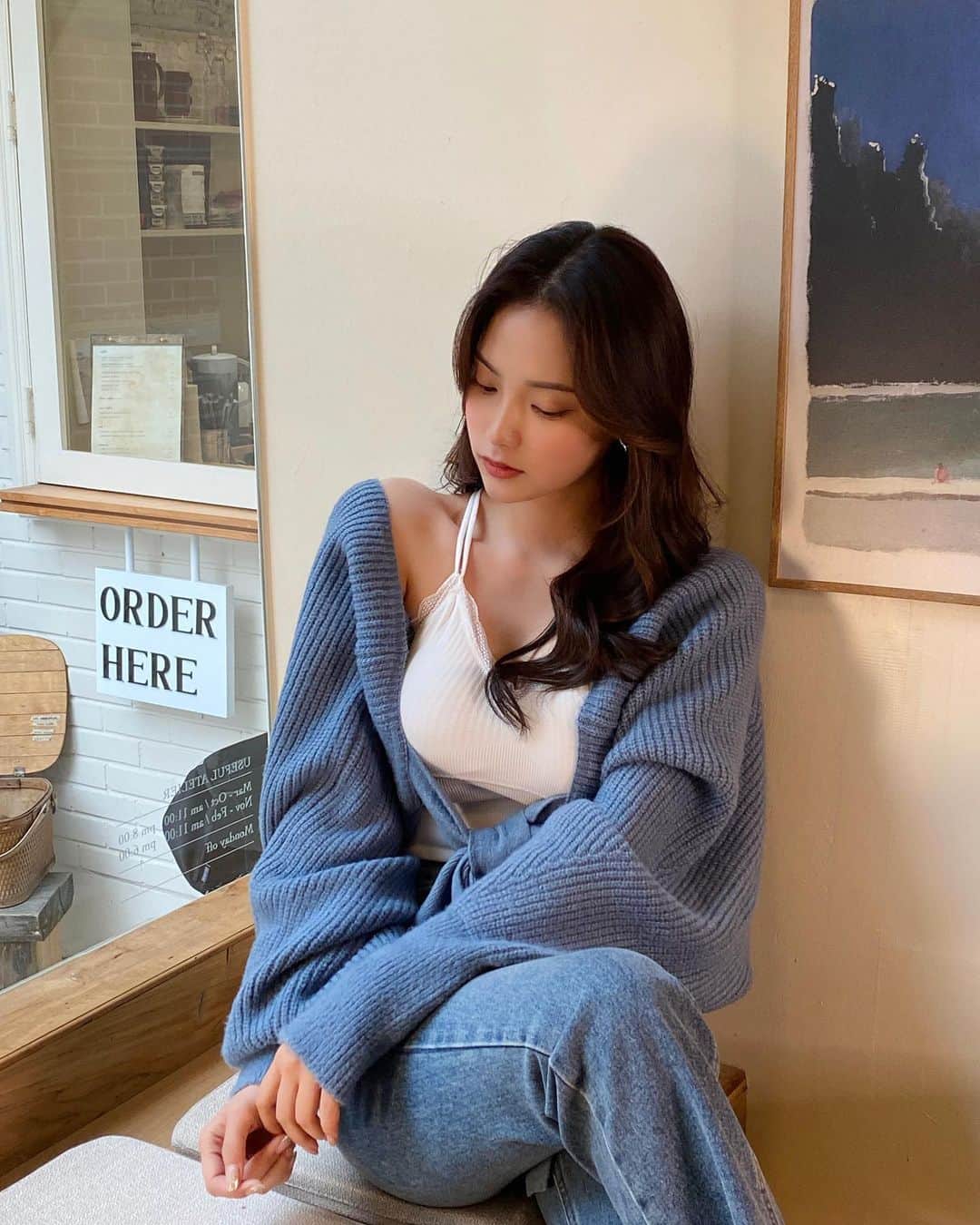 Chuuのインスタグラム：「유니크한 크롭 기장의 볼레로 가디건😊  앞 뒤로 개인 취향에 따라 리본 스트랩으로 다양한 스타일 연출이 가능!! 이너로 브라탑은 물론이고 베이직한 티셔츠, 원피스와 착용해도 예쁜 가디건이에요🙌🏽   #chuu#츄 #lovely_daily_look_chuu」