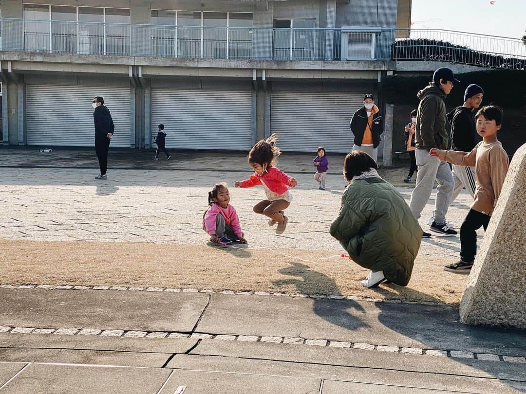 堀舞紀さんのインスタグラム写真 - (堀舞紀Instagram)「🌴 . . . . こないだの日曜日は 18℃予報だった神奈川県🙋🏽‍♀️ . これは🌼 と思い、公園チョイスを海沿いにして春を味わおうとしたら 結構寒くて😱😱😱 . 春はまだでしたw . . . そんな中でもkids達は 水遊びしたり楽しそうで😂 久々に来た海沿いの公園に "ただいま〜" と叫びたくなりましたッッ . . #早く夏になってほしーなー🙄 #今日ミラクルが起こって #私の人生がまた動き出しました (大袈裟w) #超能力あるかも」2月11日 17時47分 - mainohori