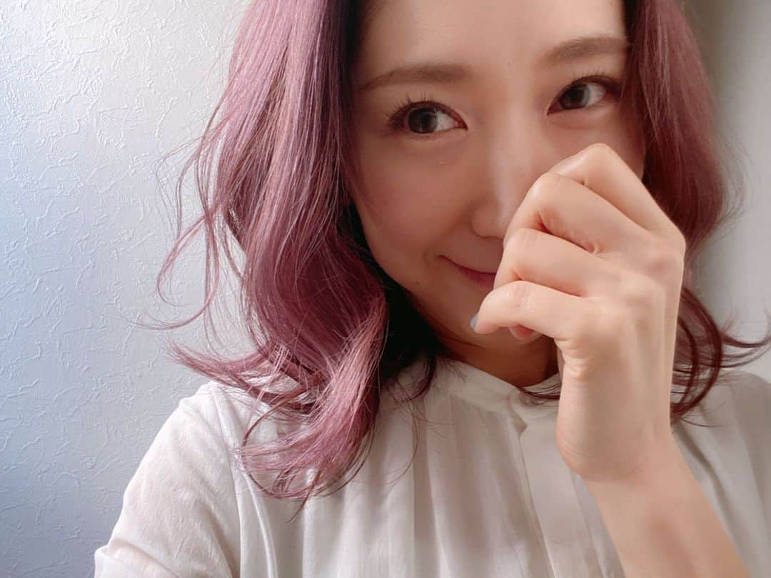水村リアのインスタグラム：「Pinkish PURPLE 💇‍♀️﻿ 巻いた方が可愛い色だ🥰﻿ ﻿ ﻿ BLACKPINKのRose @roses_are_rosie になりたくて﻿ ももんが @mimistgram のピンクが可愛すぎて﻿ リトルマーメイドのアリエルが好きで﻿ ピンクっぽいパープルにしてもろた😇﻿ ﻿ @tomoya.makeup のカラーは﻿ いつも絶妙で最強です🥰﻿ 冒険しない安心領域のカラーじゃない﻿ 求めてるとこそのまんまにしてくれる👏﻿ ﻿ ﻿ Roseのスタイルになりたい💃﻿ ﻿ ﻿ マツエク行く前で顔が薄いので﻿ 隠すために手で覆ってみたけど﻿ 手の匂いを嗅いでる人みたいですね。﻿ 違うよ？﻿ ﻿ ﻿ ・﻿ ・﻿ ・﻿ #ヘアカラー　#ハイトーン﻿ #ピンクパープル　#ピンクヘアー﻿ #ピンクラベンダー　#パープルヘアー﻿ #ブリーチあり　#ハイライト﻿ #男性ウケは低いでしょう笑」