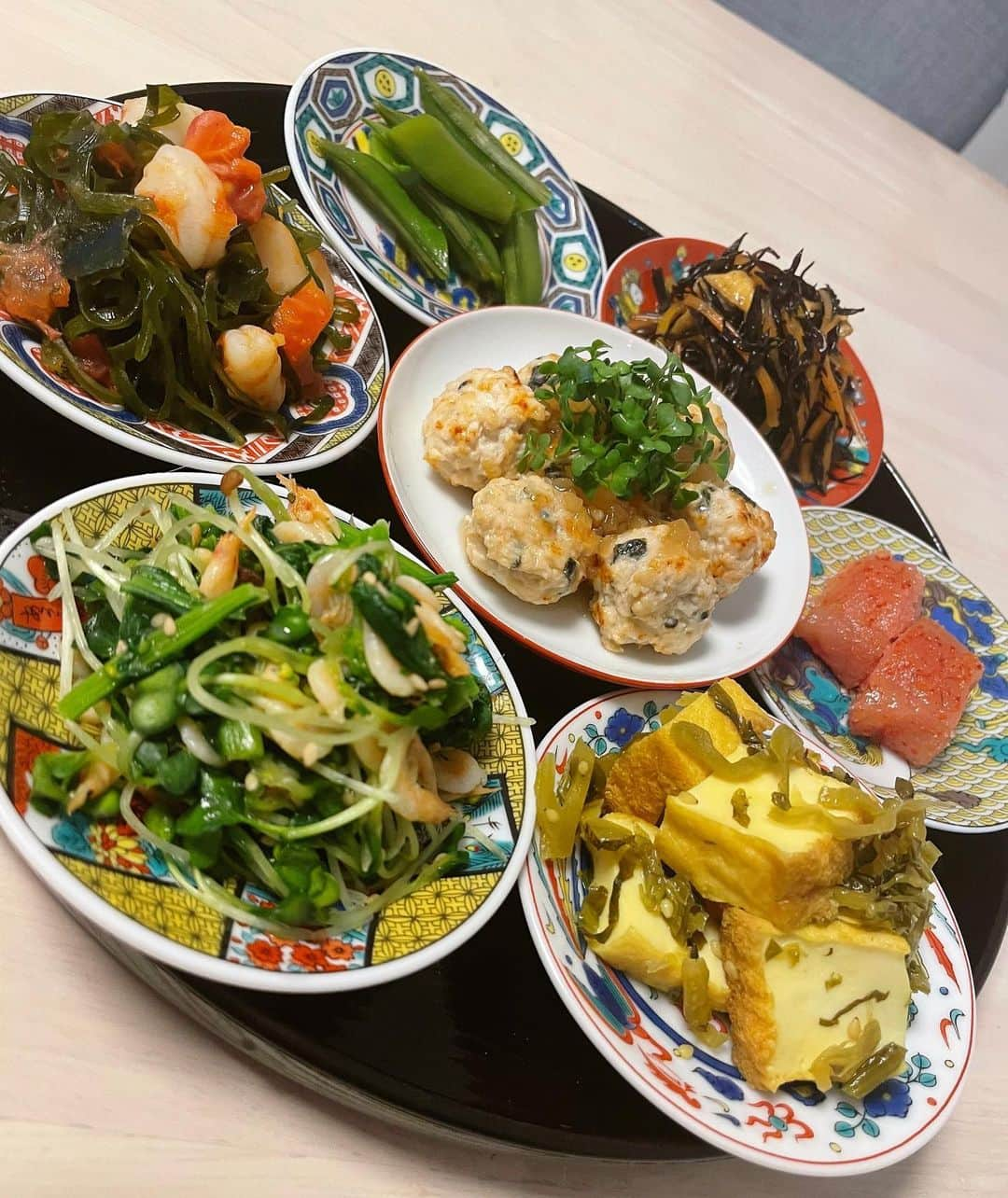 本田しおりのインスタグラム：「今日のおばんざい盛り  海苔入り鶏つくね焼き玉葱ポン酢かけ ひじきと人参と油揚げの煮物 スナップエンドウの出し汁青じそペースト漬け 海老と切り昆布とトマトの中華炒め 菜の花とカイワレと釜揚げ桜海老のからし酢味噌和え 厚揚げの高菜煮 明太子  明太子以外手作りです😋  #おうちごはん #手作りおばんざい #おばんざい」