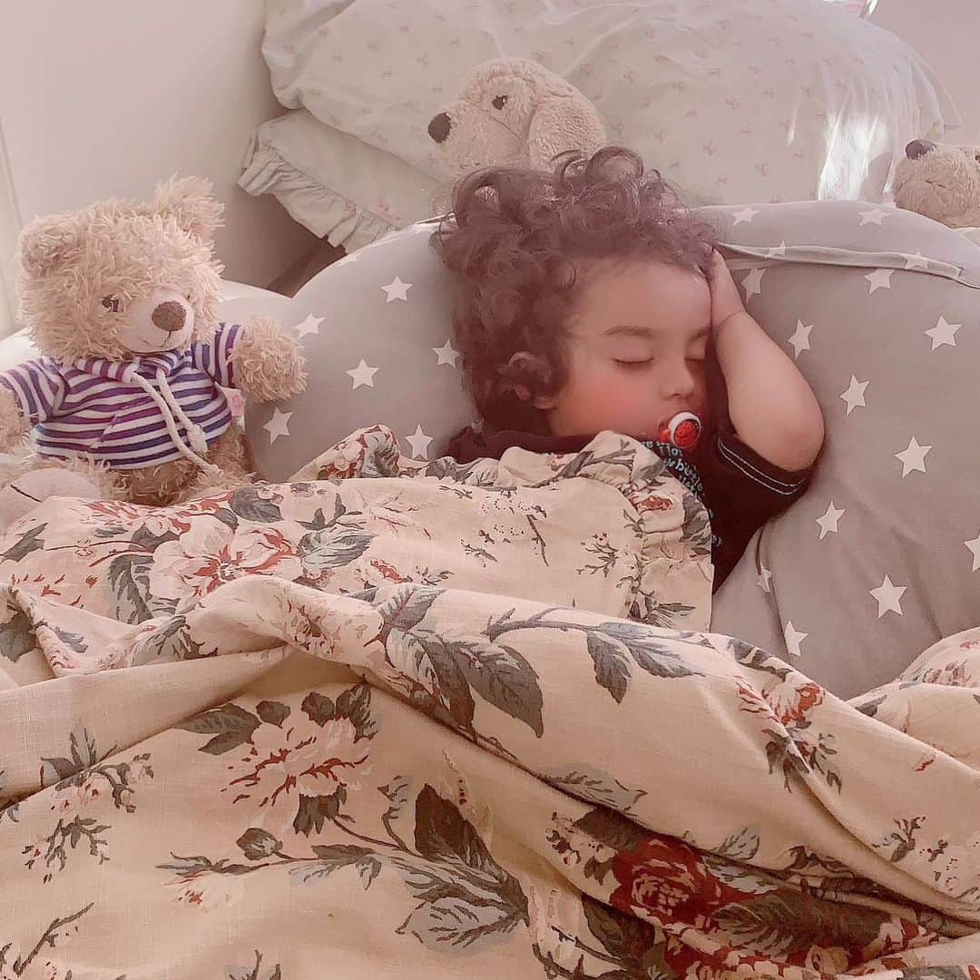 セリーナ・ジェイトリーのインスタグラム：「People who sleep like a baby, do not usually have one. @arthurjhaag in calm mode before the tornado. 😂🧿  #celina #celinajaitly #celinajaitley #arthur #twinsplusone #haagbrothers #naughtybaby #sleepy #bollywood #starkids #boysmom #3boys #momof3 #🧿」