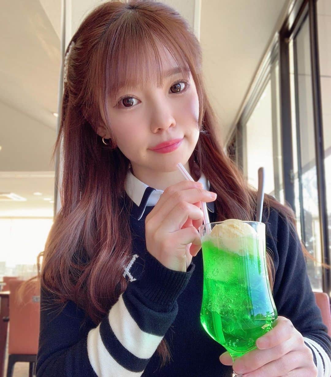 𝗠𝗮𝗶のインスタグラム：「⛳️  今日も暖かくてゴルフ日和でしたね🏌️‍♀️🌸  昨日のラウンドは🔴100 ぴったりでした🥺  もったいないのが多すぎるのはいつもの事だし とにかくトリを減らさないと、、  やっぱり課題はグリーン周りですね🌀  後半の後半で、ギリギリのスコアだと 100切りがプレッシャーになっちゃうから 少し余裕持ったスコアにしたいなぁ😂💭  すんごい悔しい🥺🥺🥺🌀  て、1枚目の写真は関係ないけど クリームソーダが好きです😍💞笑  最近甘い飲み物我慢してるので ゴルフ場では良しとしてる🤣🍈  ほんとはコーラとか大好きなんだけど、、🥺  #ゴルフ女子#女子ゴルフ#ごるふ女子 #ゴルフラウンド#冬ゴルフ#ゴルフウェア #ゴルフコーデ#ゴルフ#golf #ゴルフうまくなりたい#ゴルフ好き #ゴルフばか#ゴルフ女子と繋がりたい」