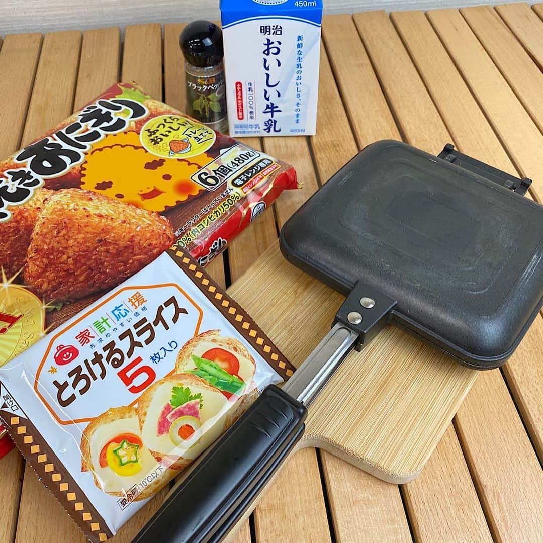 VASTLANDさんのインスタグラム写真 - (VASTLANDInstagram)「今回はホットサンドメーカーで「焼きおにぎりのリゾット」を作りました😌 プレートに冷凍焼きおにぎりと牛乳を少しずつ入れ、焼きおにぎりを崩しながら煮込みます💁‍♂️ 焼きおにぎりがほぐれれば、スライスチーズをのせてからめます🌀 最後にブラックペッパーをかければ完成です😊✨  #VASTLAND #ヴァストランド #ホットサンド #ホットサンドメーカー #camp #キャンプギア #キャンプ道具 #キャンプ用品 #テント #camping #ソロキャンプ #デイキャンプ #ファミリーキャンプ #ファミキャン #グルキャン #ソロキャン #オートキャンプ #キャンプ女子 #キャンプ初心者 #キャンパー  #キャンプ好き #アウトドア #アウトドア用品」2月11日 18時00分 - vastland.jp