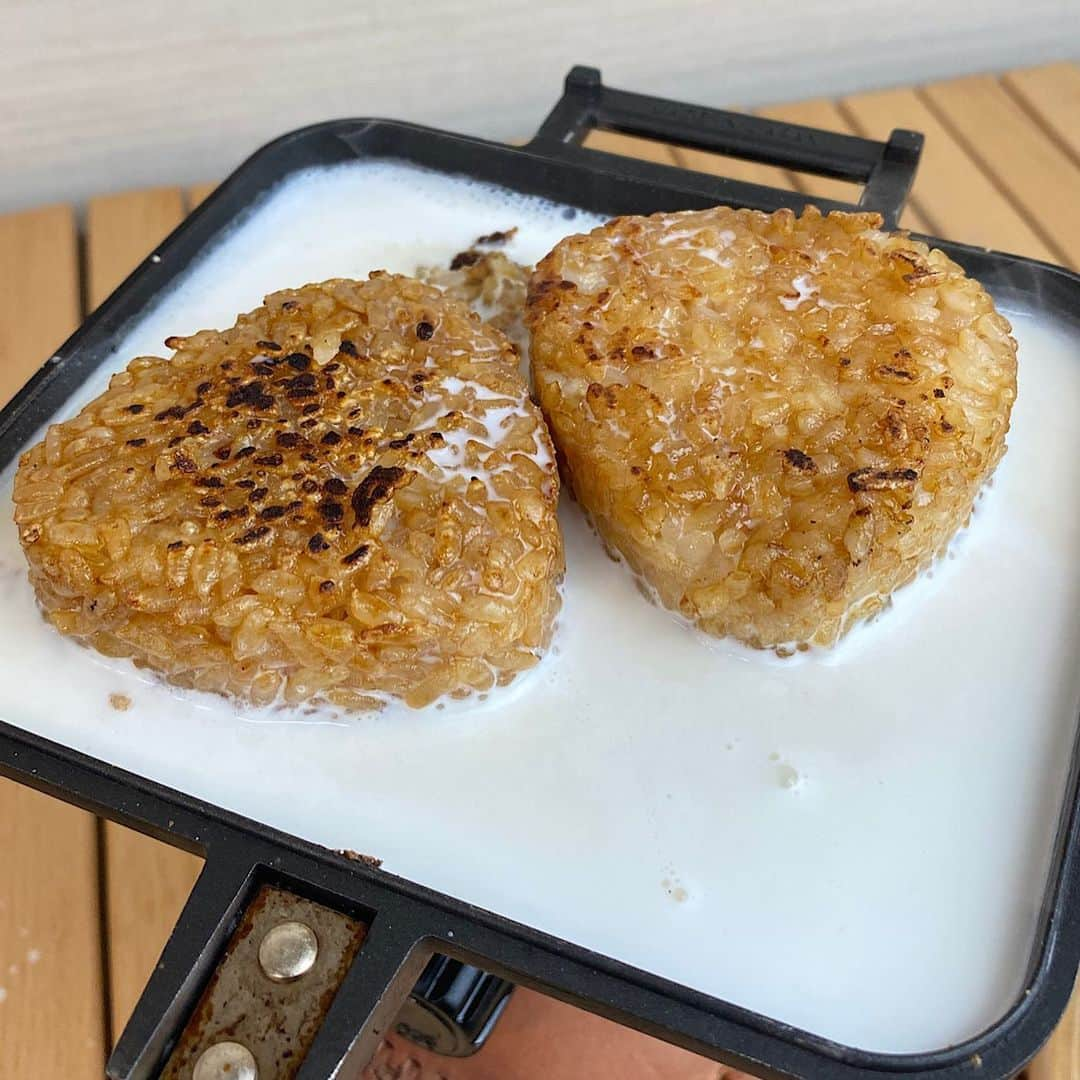 VASTLANDさんのインスタグラム写真 - (VASTLANDInstagram)「今回はホットサンドメーカーで「焼きおにぎりのリゾット」を作りました😌 プレートに冷凍焼きおにぎりと牛乳を少しずつ入れ、焼きおにぎりを崩しながら煮込みます💁‍♂️ 焼きおにぎりがほぐれれば、スライスチーズをのせてからめます🌀 最後にブラックペッパーをかければ完成です😊✨  #VASTLAND #ヴァストランド #ホットサンド #ホットサンドメーカー #camp #キャンプギア #キャンプ道具 #キャンプ用品 #テント #camping #ソロキャンプ #デイキャンプ #ファミリーキャンプ #ファミキャン #グルキャン #ソロキャン #オートキャンプ #キャンプ女子 #キャンプ初心者 #キャンパー  #キャンプ好き #アウトドア #アウトドア用品」2月11日 18時00分 - vastland.jp