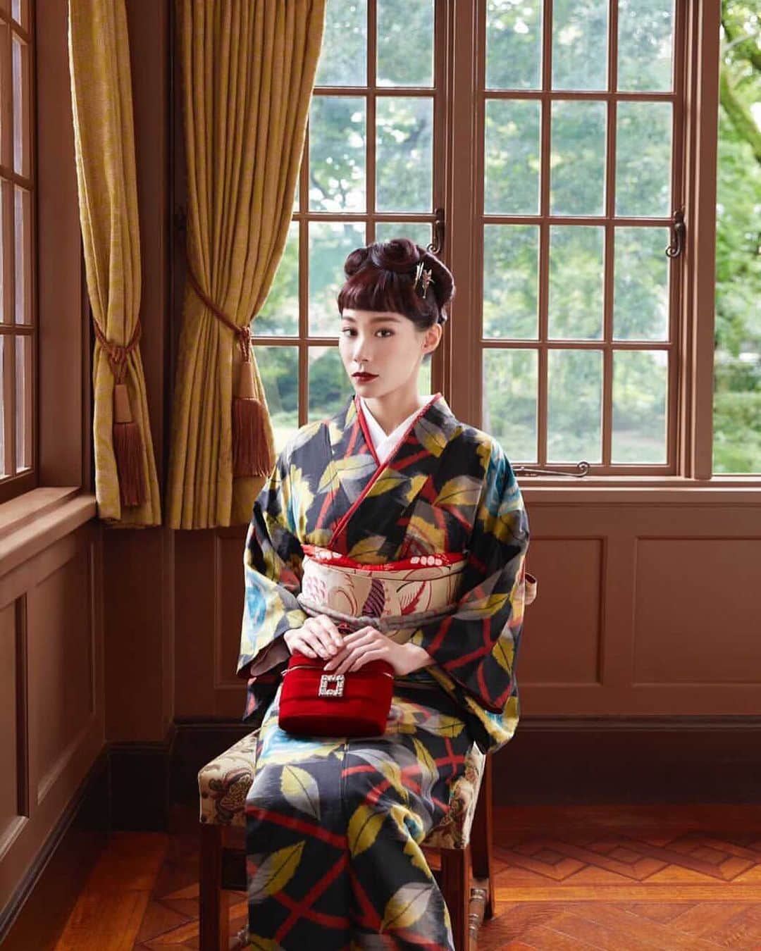 マドモアゼル・ユリアのインスタグラム：「下村一喜さんに撮って頂いた大好きな一枚。 美しいキモノさんのウェブサイトで、冬号で登場させて頂いた銘仙特集が一部ご覧になれます☺️ プロフィールのリンクからご覧ください。 ちなみに、この冬号は付録で普段から着物を着ている方のご自身の着付方法や、雑誌の着付けを長くされている先生がワンポイントなどをお話されていて、とっても参考になりました！😳✨ 紙面にはインスタでUPされていない素敵なお写真もあるので、是非ご覧いただきたいです😌 #美しいキモノ #下村一喜 #アンティーク着物 #大正浪漫 #洋館 #kimono @utsukushiikimono  @kazuyoshi_shimomura」
