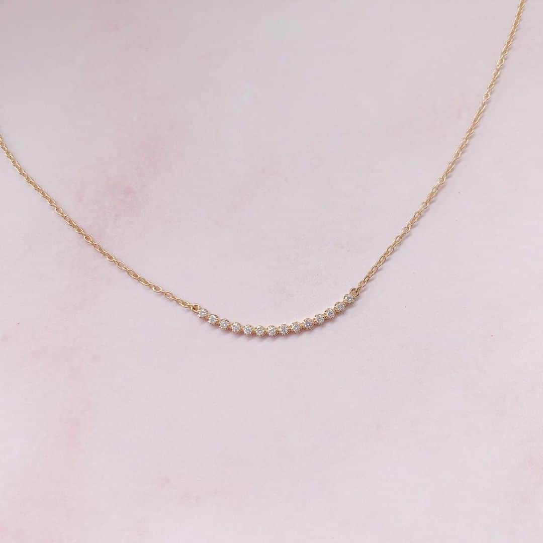 アーカーさんのインスタグラム写真 - (アーカーInstagram)「. ダイヤモンドを曲線上にあしらったビリーブユーネックレス💎 シーンや年代を問わず永く愛用できるアイテムとして、歴代のAHKAHジュエリーの中でも人気の高いデザインです✨ . #AHKAH #jewelry #necklace #present #アーカー #ジュエリー #ネックレス #プレゼント」2月11日 18時00分 - ahkah_official