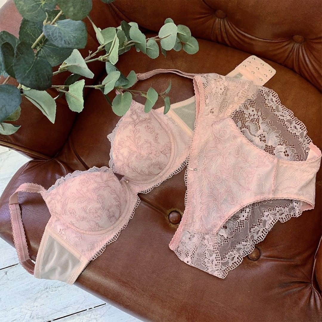 BradelisNewYork/ブラデリスニューヨークのインスタグラム：「. BRADELIS Rose 21S1 -Step2-  葉と花がモチーフのレースは、 春の訪れを感じさせるような、軽やかで動きのあるデザインが特徴.+゜  光沢感のある糸とマットな糸、2種類の糸で奥行きを出し、 可愛らしさと繊細さを表現しました。  コントラストが印象的な【ネイビー】 フェミニンで柔らかく、肌なじみの良い【ピンク】の2色展開♪ . . . #ブラデリスニューヨーク #ブラデリスステップ2 #春夏コレクション #bradelis #bradelisnewyork #ブラデリス #育乳ブラ #育乳 #補整ブラ #補整下着」