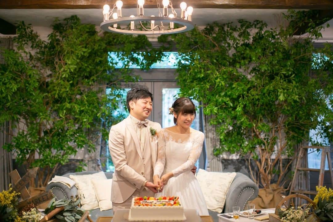 のインスタグラム：「@barn_and_forest148 ・ ・ cake-cutting ceremony*  #100年後も語り継がれる結婚式 #barnandforest148 #barnwedding #148cafe #バーンアンドフォレスト148 #バーンアンドフォレスト #148花嫁 #barnweddings #rusticwedding #naturalwedding #bohowedding #gardenwedding #weddingdress #wedding #barn #gracefulbrides #千葉結婚式場 #千葉結婚式 #結婚式場 #プレ花嫁 #卒花嫁 #千葉花嫁 #流山おおたかの森 #ラスティックウェディング #ナチュラルウェディング #ガーデンウェディング #ガーデン挙式 #オリジナルウェディング  #バーンウェディング  #ウェディングケーキ」